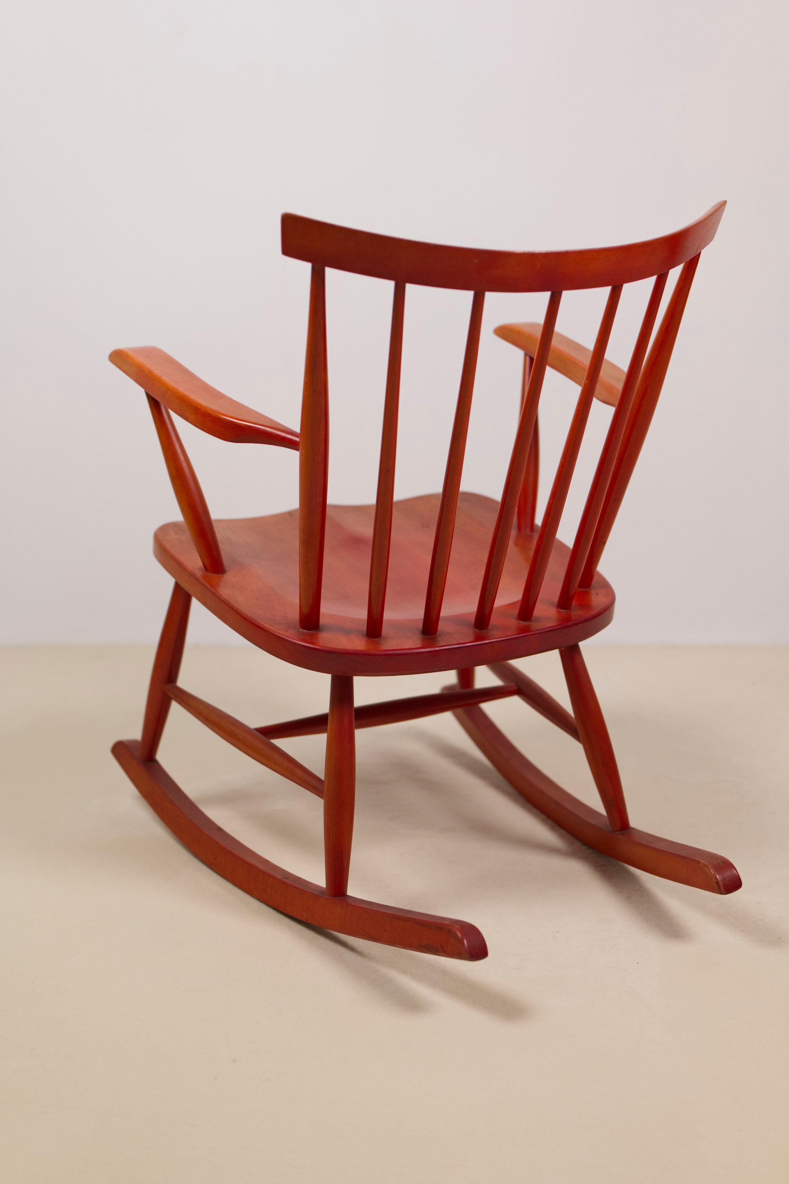 Mecedora de haya teñida de rojo, Pastoe, Países Bajos Años 60 en venta 1