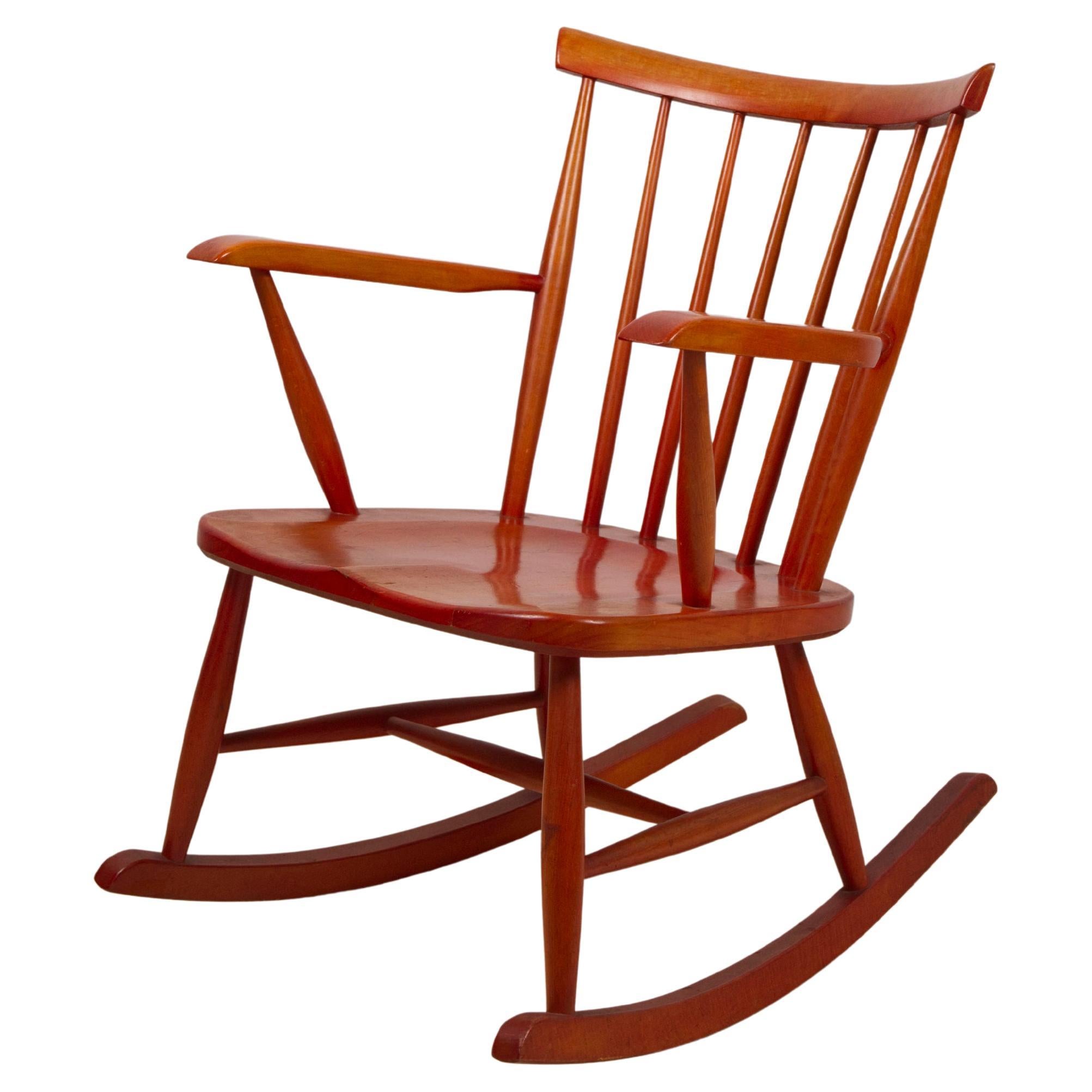 Mecedora de haya teñida de rojo, Pastoe, Países Bajos Años 60 en venta