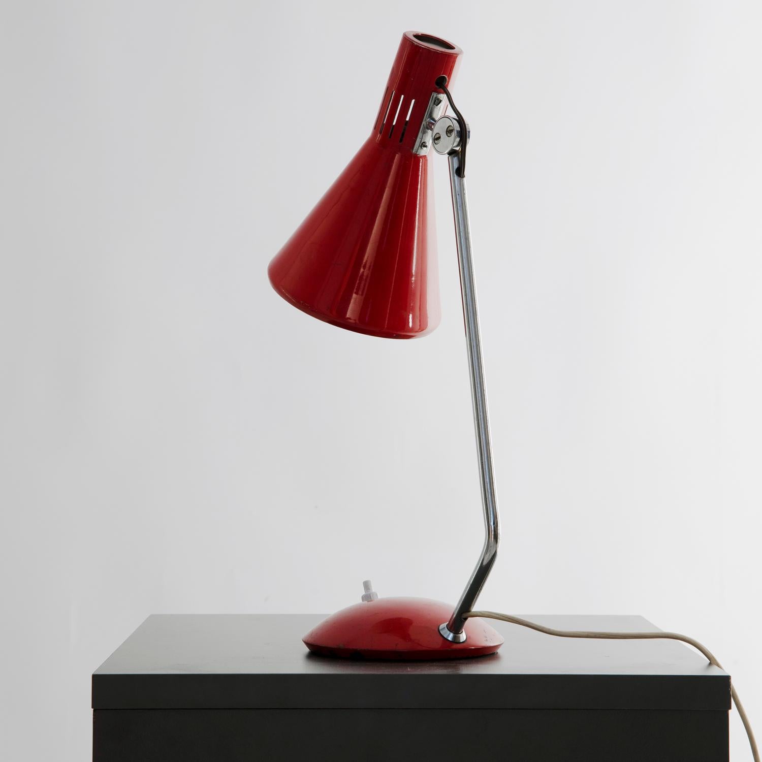 Adjustable desk lamp mod. 8042 from the 1959 manufactured by Stilnovo, original red painting and mint condition chrome structure. Original label and marked on the structure.