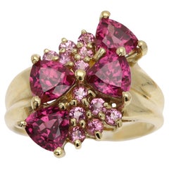 Anello di rodolite d
epoca in oro 10 carati a forma di grappolo di pietre preziose