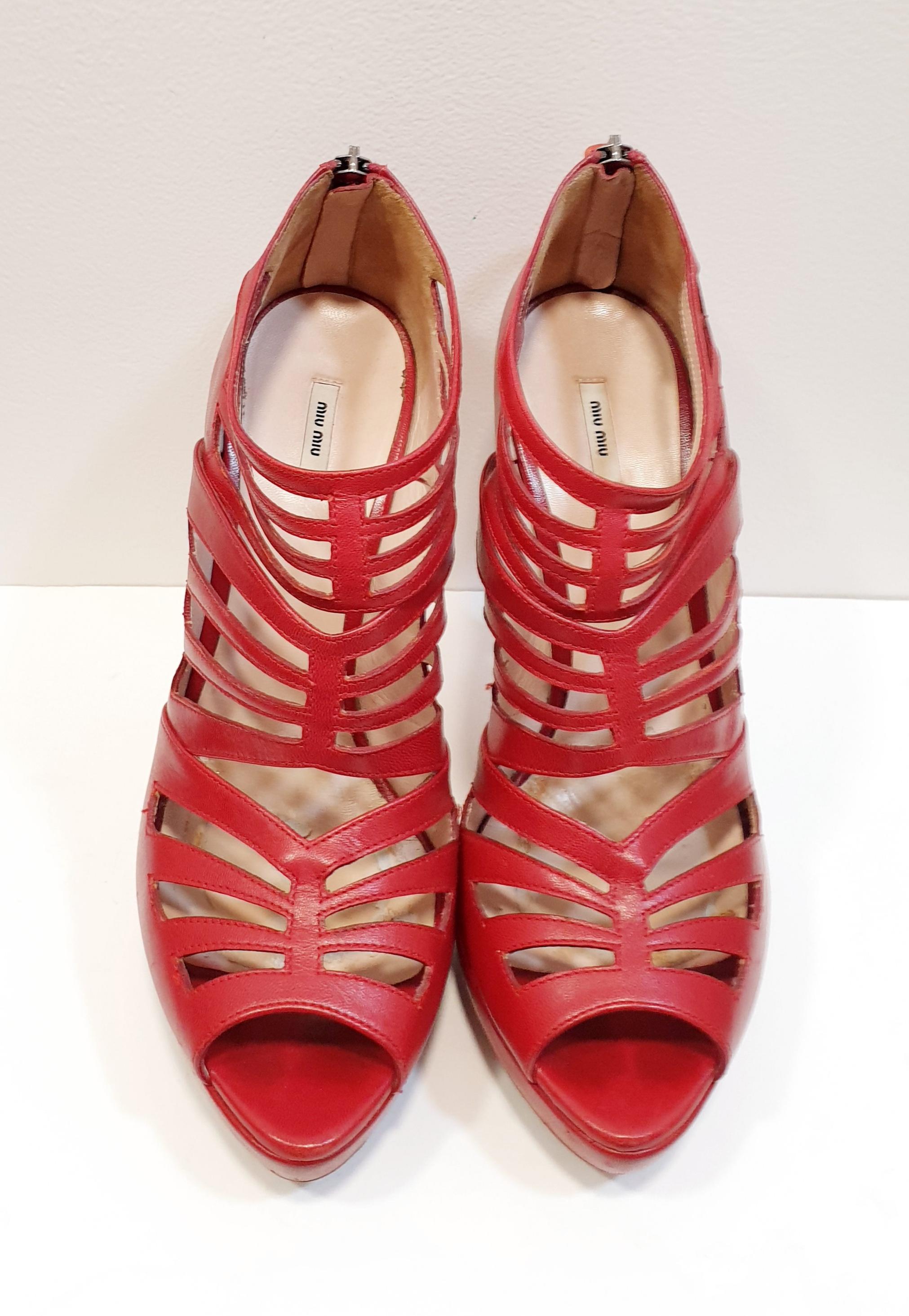 Roter offener Stiletto-Schuh von Miu Miu
Die Sohlen werden brandneu und wasserdicht eingestellt. 
Jahr 2006
Die Originalverpackung ist nicht vorhanden.
Miu Miu ist die hemmungsloseste Darstellung der Kreativität von Miuccia Prada. Bewusst weit