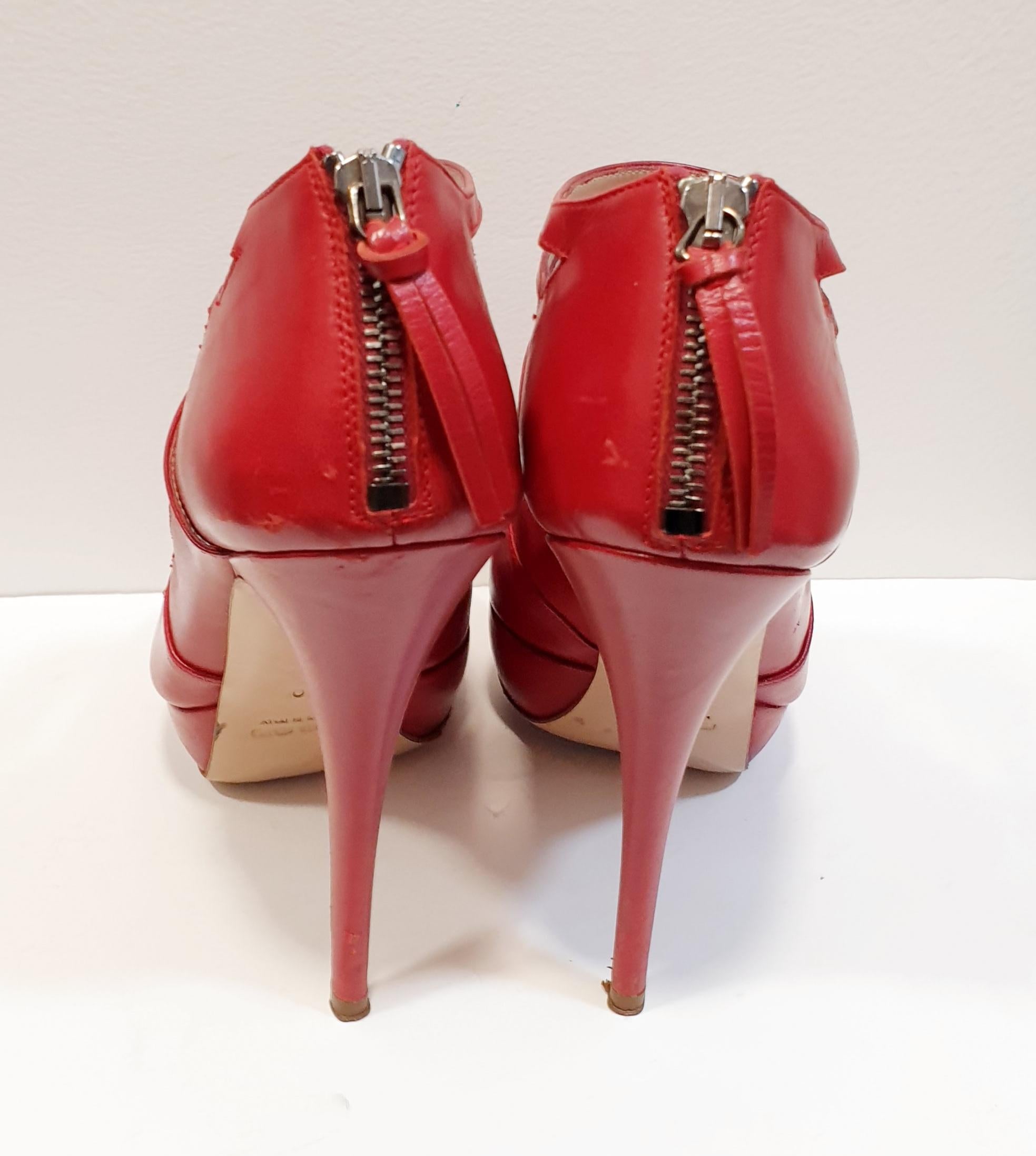 Rouge Chaussures à talons hauts à lanières rouges de Miu en vente