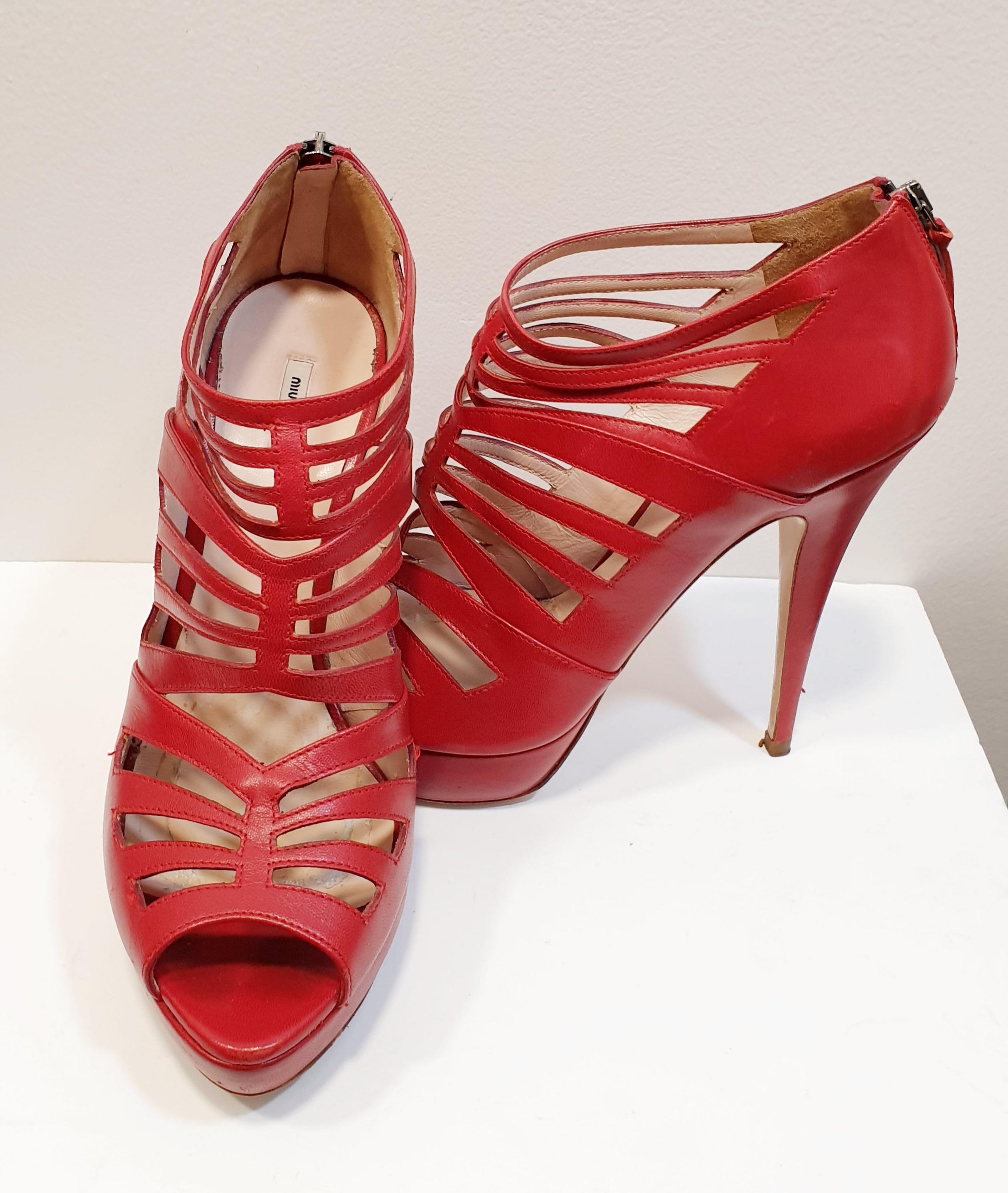 Chaussures à talons hauts à lanières rouges de Miu Pour femmes en vente