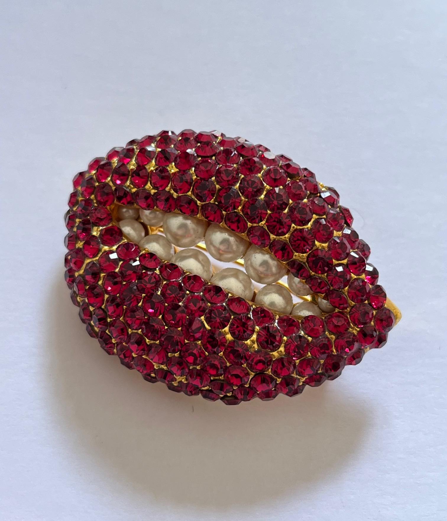Red Strass Lip Gold-plated Brooch inspired by Dalí­ In Excellent Condition For Sale In PARIS, FR