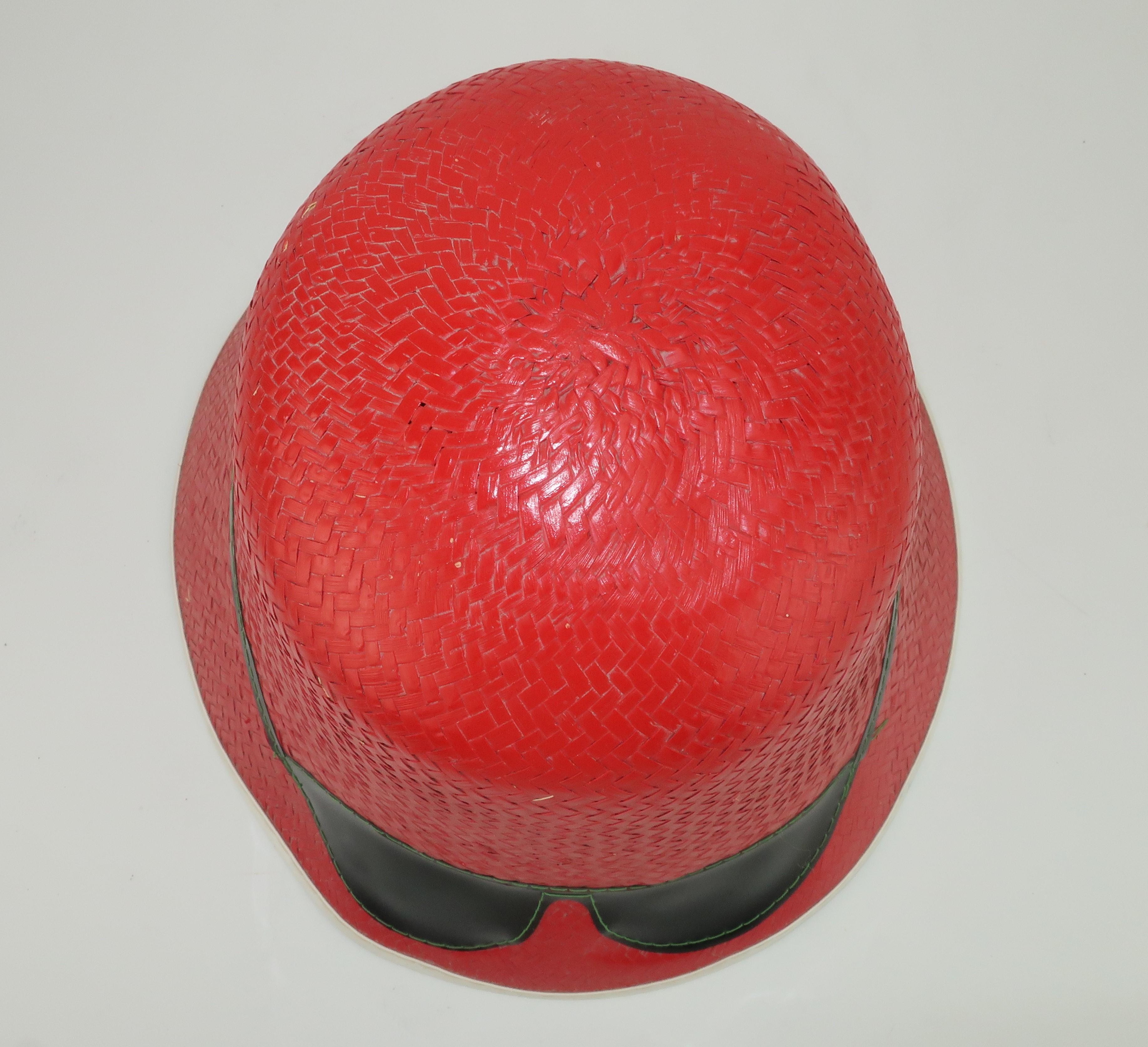 Roter Strandhut aus Stroh mit integrierter Sonnenbrille:: ca. 1960 6