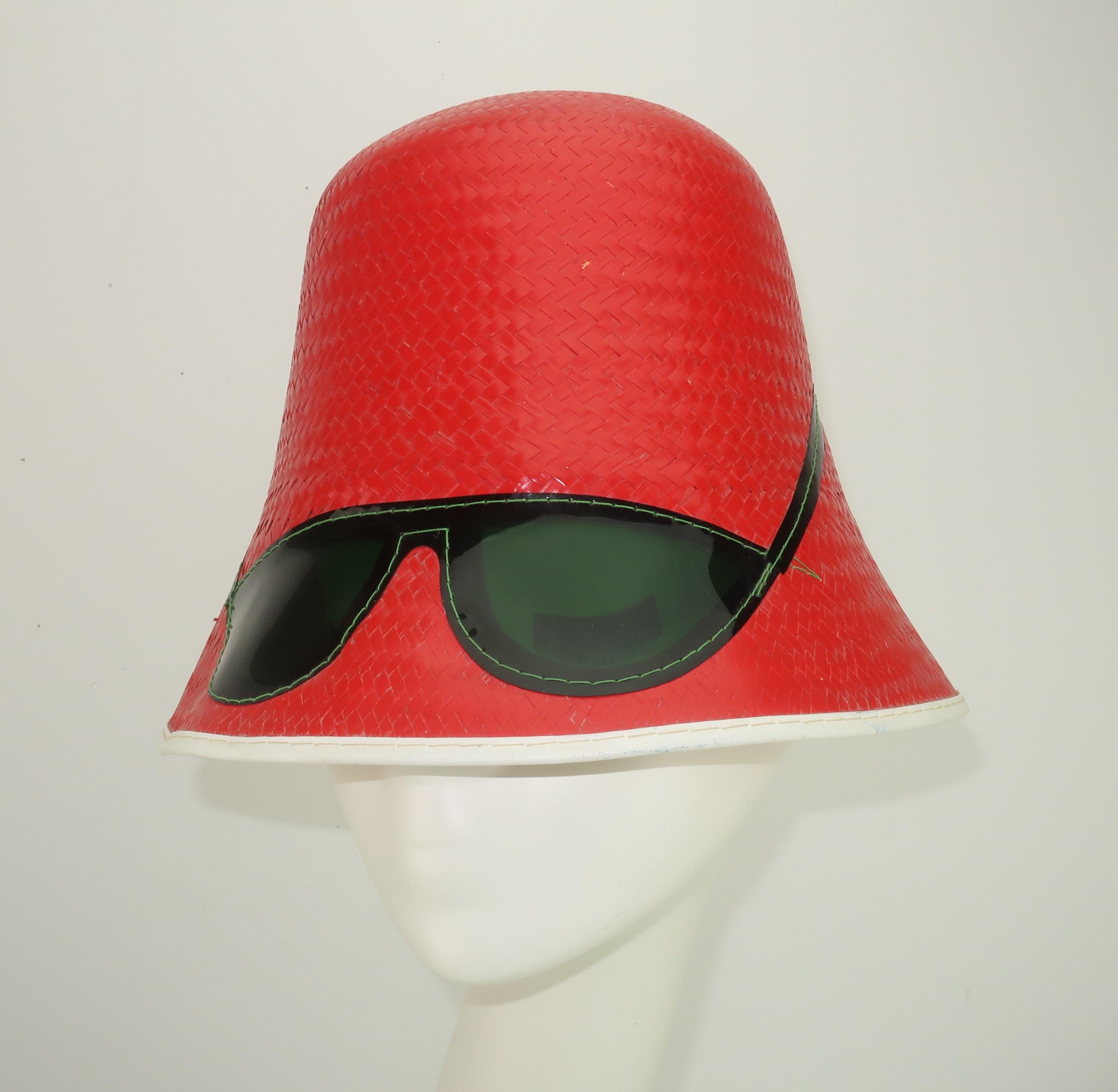 Roter Strandhut aus Stroh mit integrierter Sonnenbrille:: ca. 1960 2