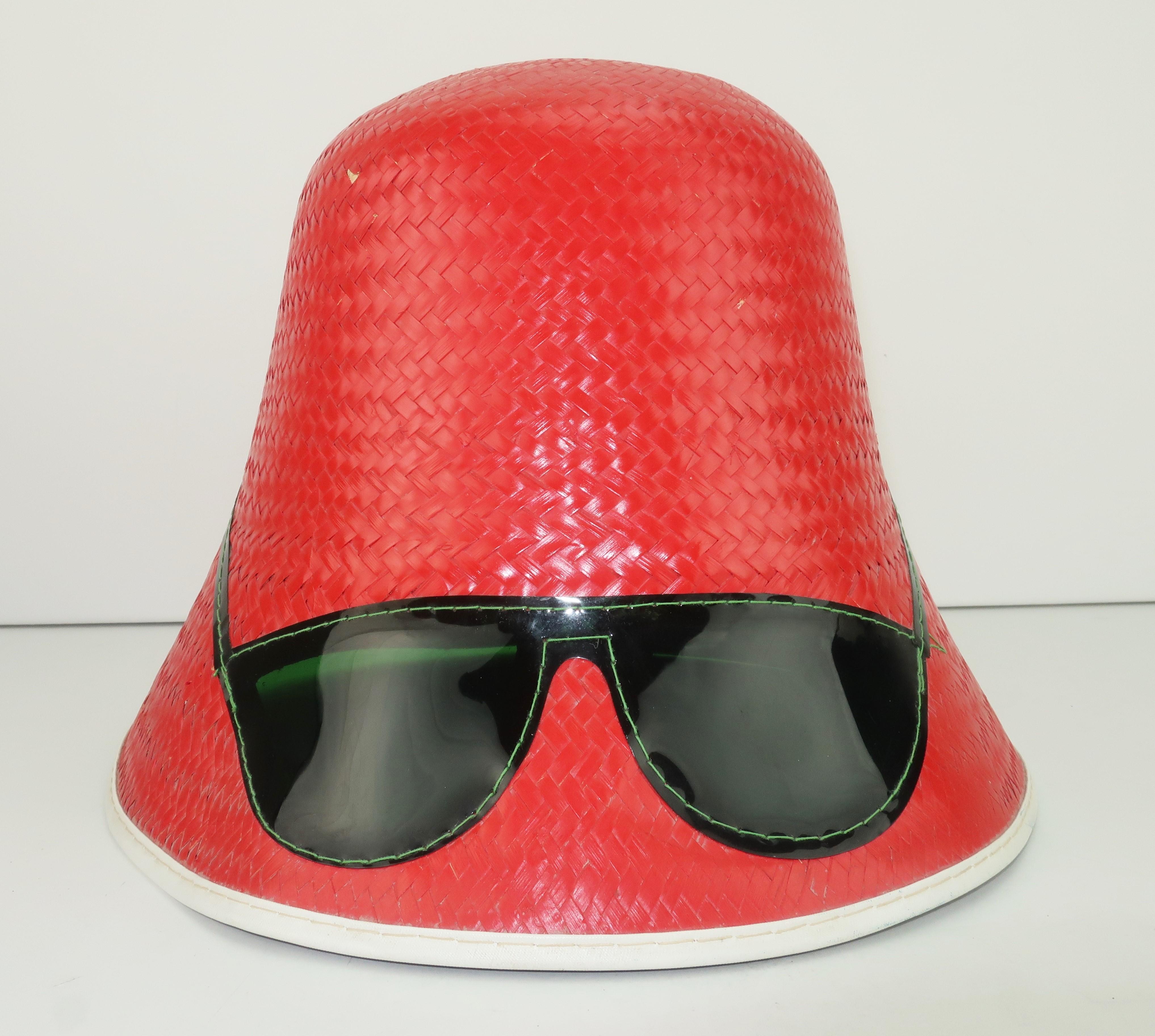 Roter Strandhut aus Stroh mit integrierter Sonnenbrille:: ca. 1960 5