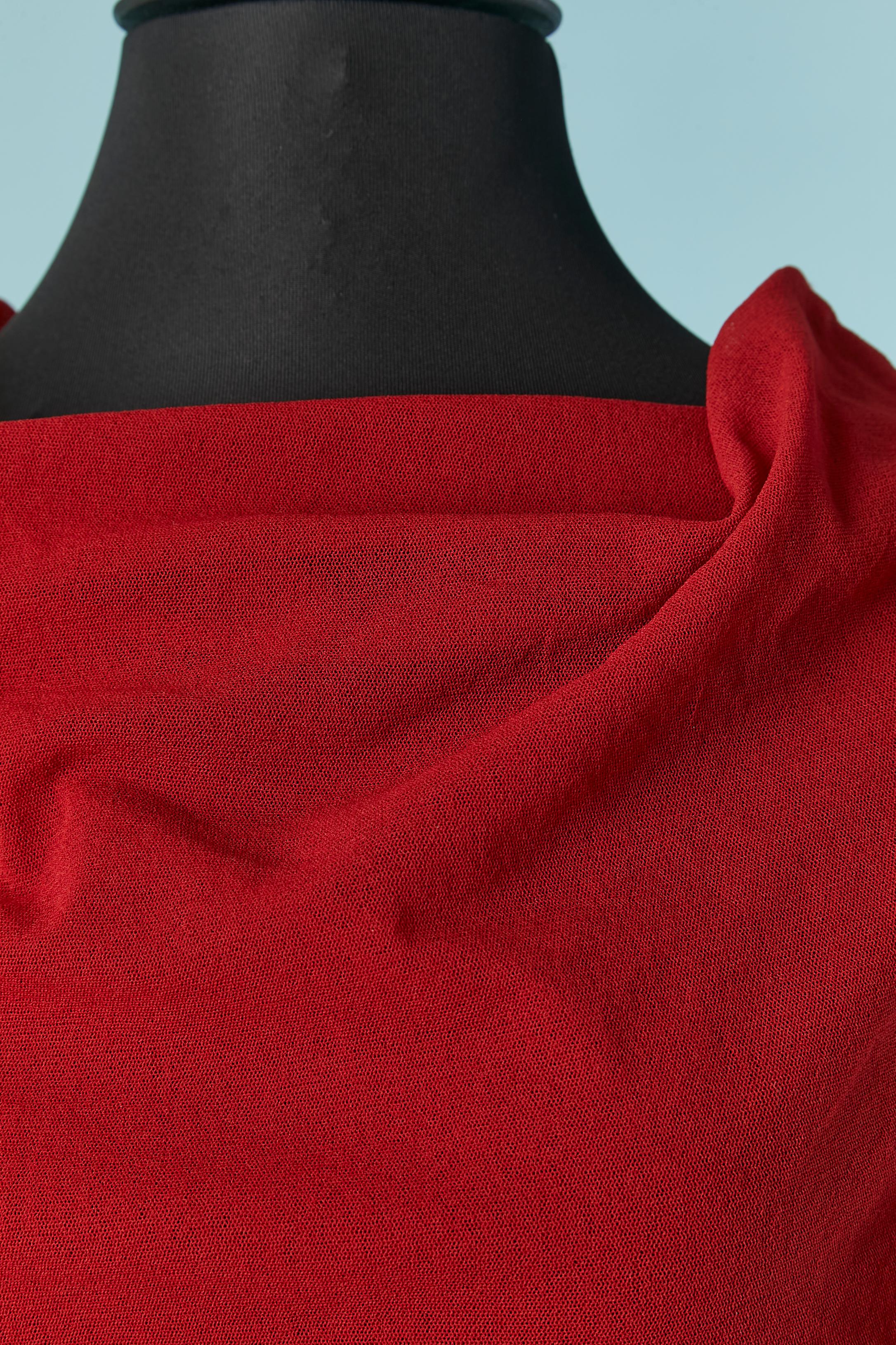 Top rosso a maniche lunghe in tulle elasticizzato (poliammide) con rete sul lato sinistro realizzata in velluto e filo.
TAGLIA L 
