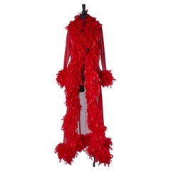 Négligé de tulle extensible rouge avec bordure de plumes rouges