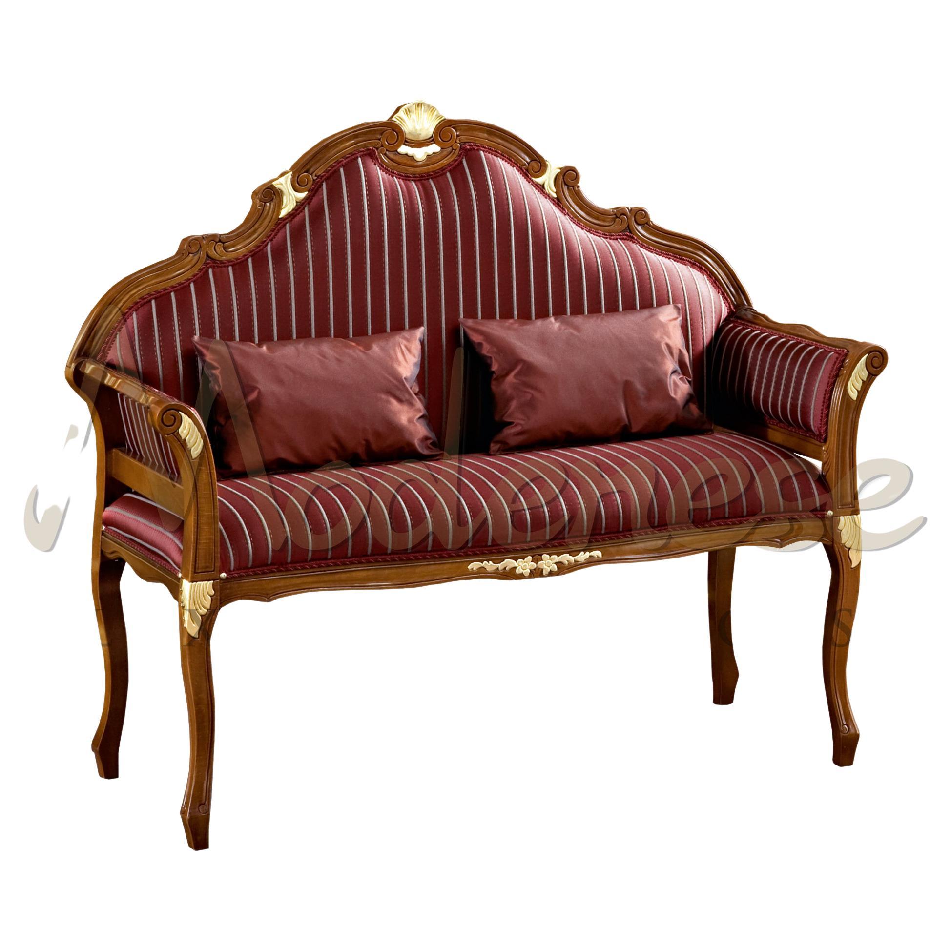 Roter gestreifter Loveseat im Rokoko-Stil mit Blattgold von Modenese Interiors (Neoklassisch) im Angebot