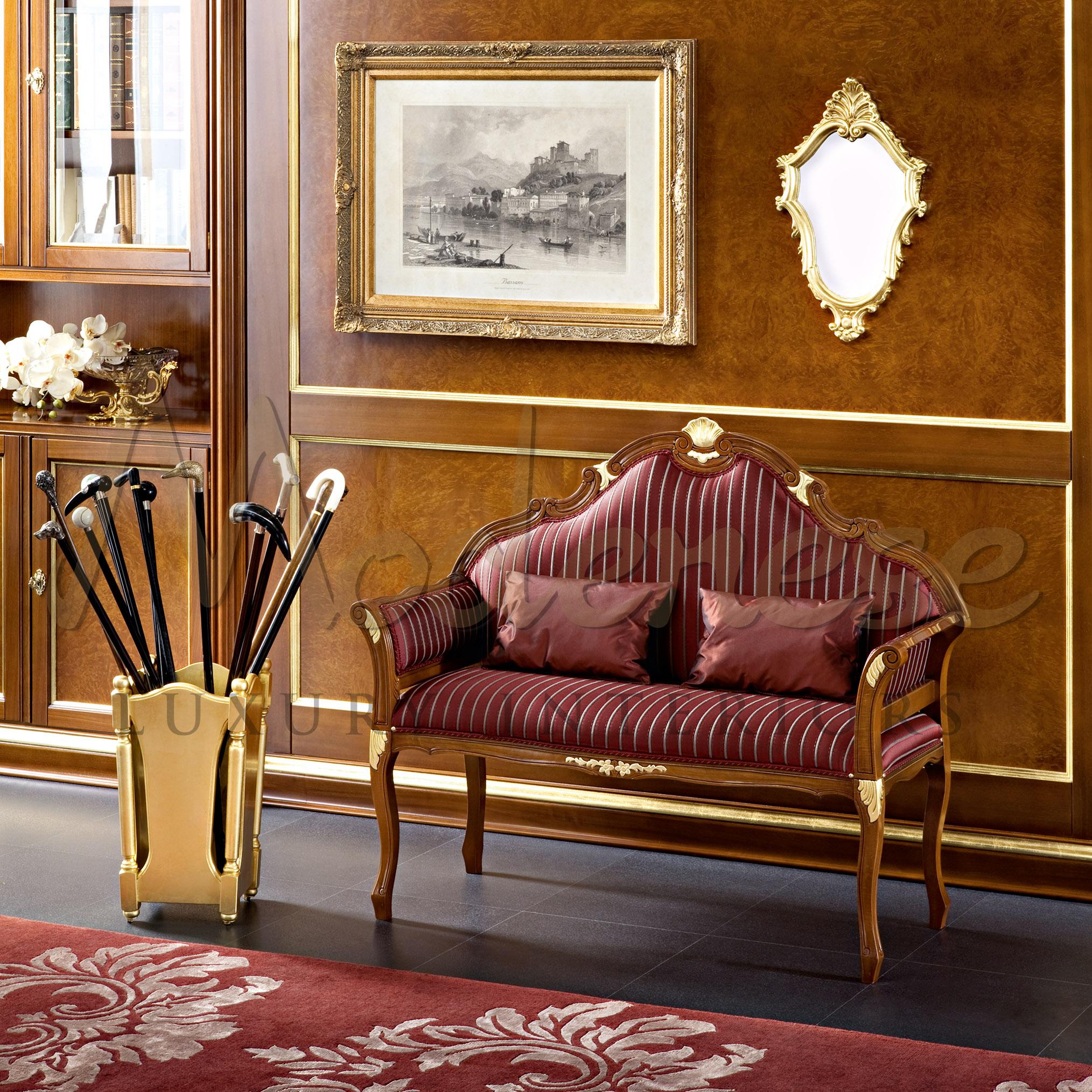italien Loveseat Rococo avec feuilles d'or par Modenese Interiors en vente