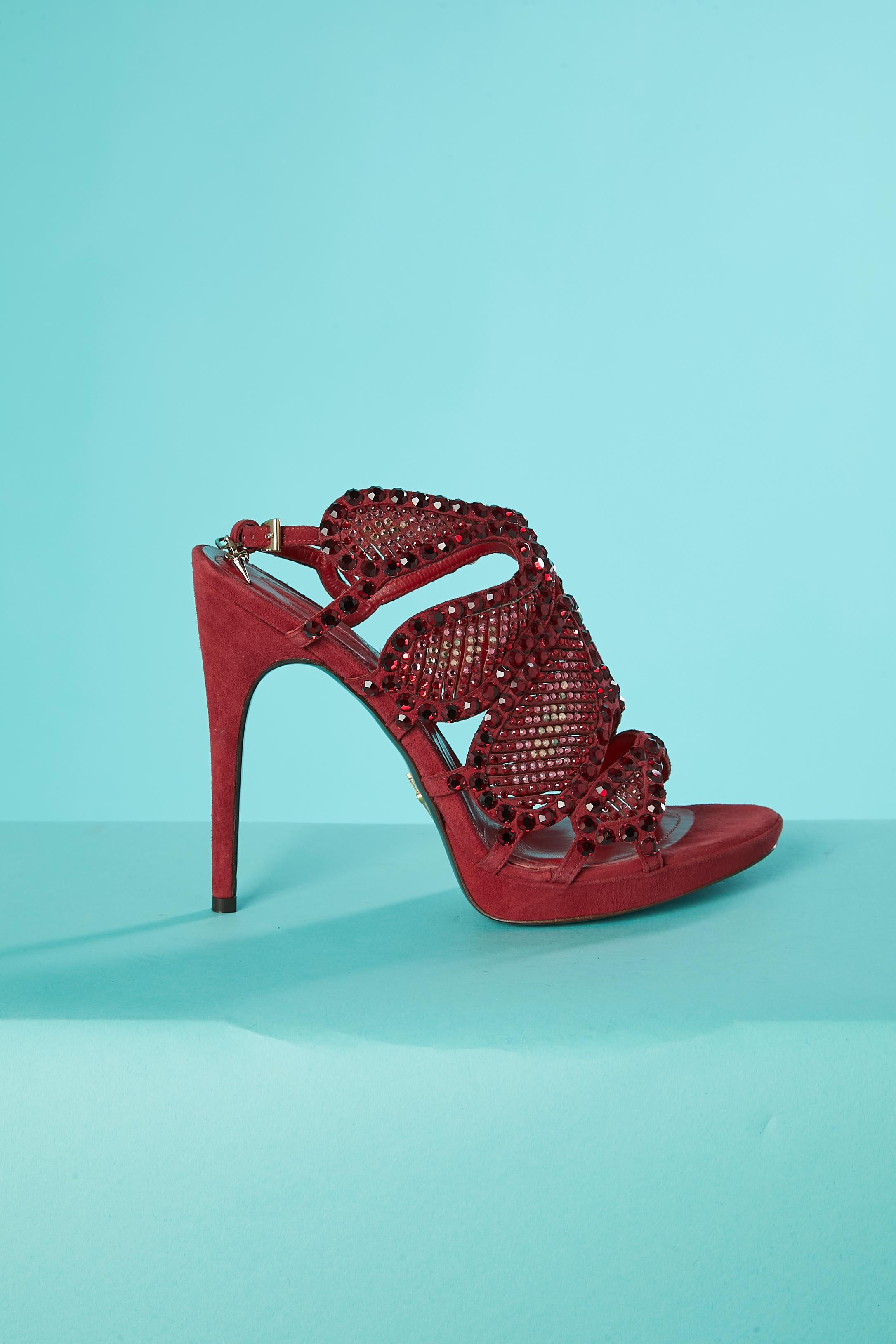 Sandalias de tacón de ante rojo con pedrería. Cierre de hebilla . 
Altura de la plataforma = 1,5cm
Altura del tacón = 12 cm
Número de zapato : 38 (It) 