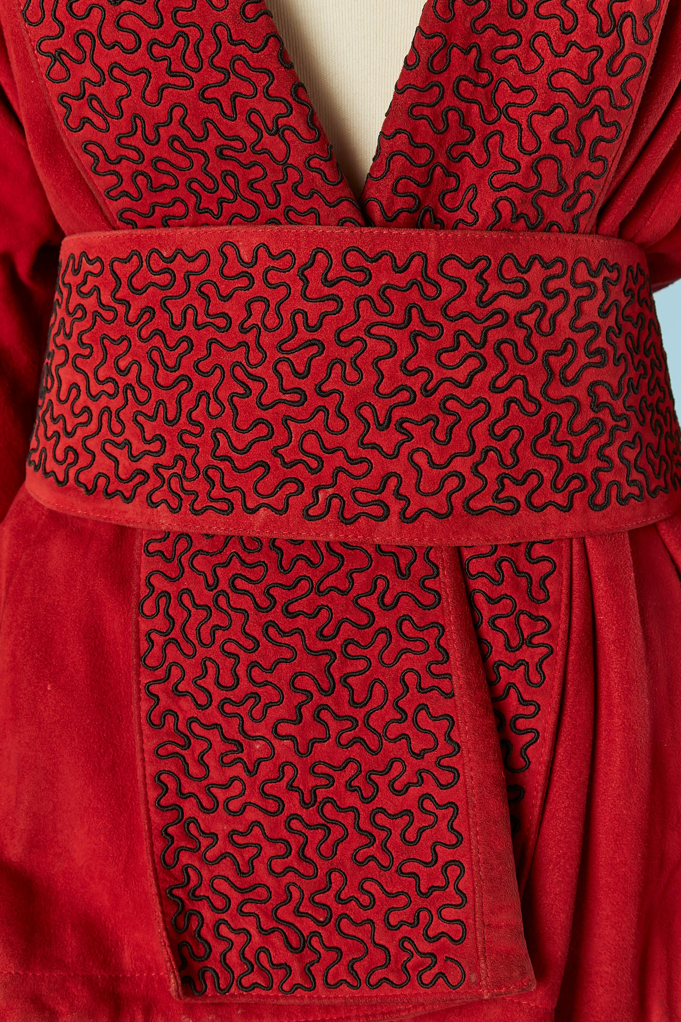 Giacca in camoscio rosso con ricami in filo nero e cintura. Tasca su entrambi i lati. Fodera in acetato.
Lunghezza sul davanti = 66 cm
Lunghezza sul retro = 80 cm
TAGLIA L 