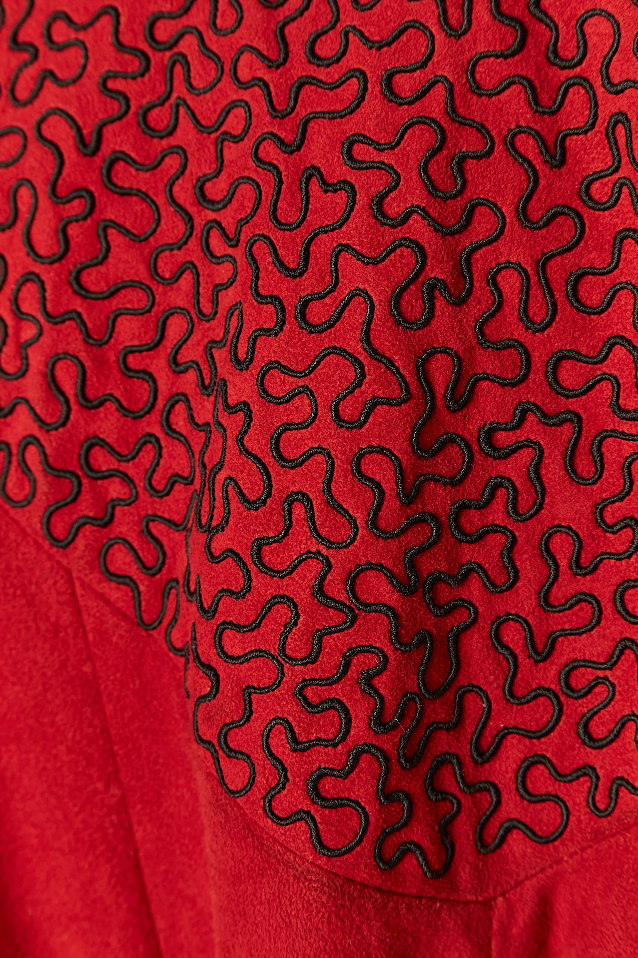 Giacca in pelle scamosciata rossa con ricami in filo nero JEAN-CLAUDE JITROIS in vendita 2