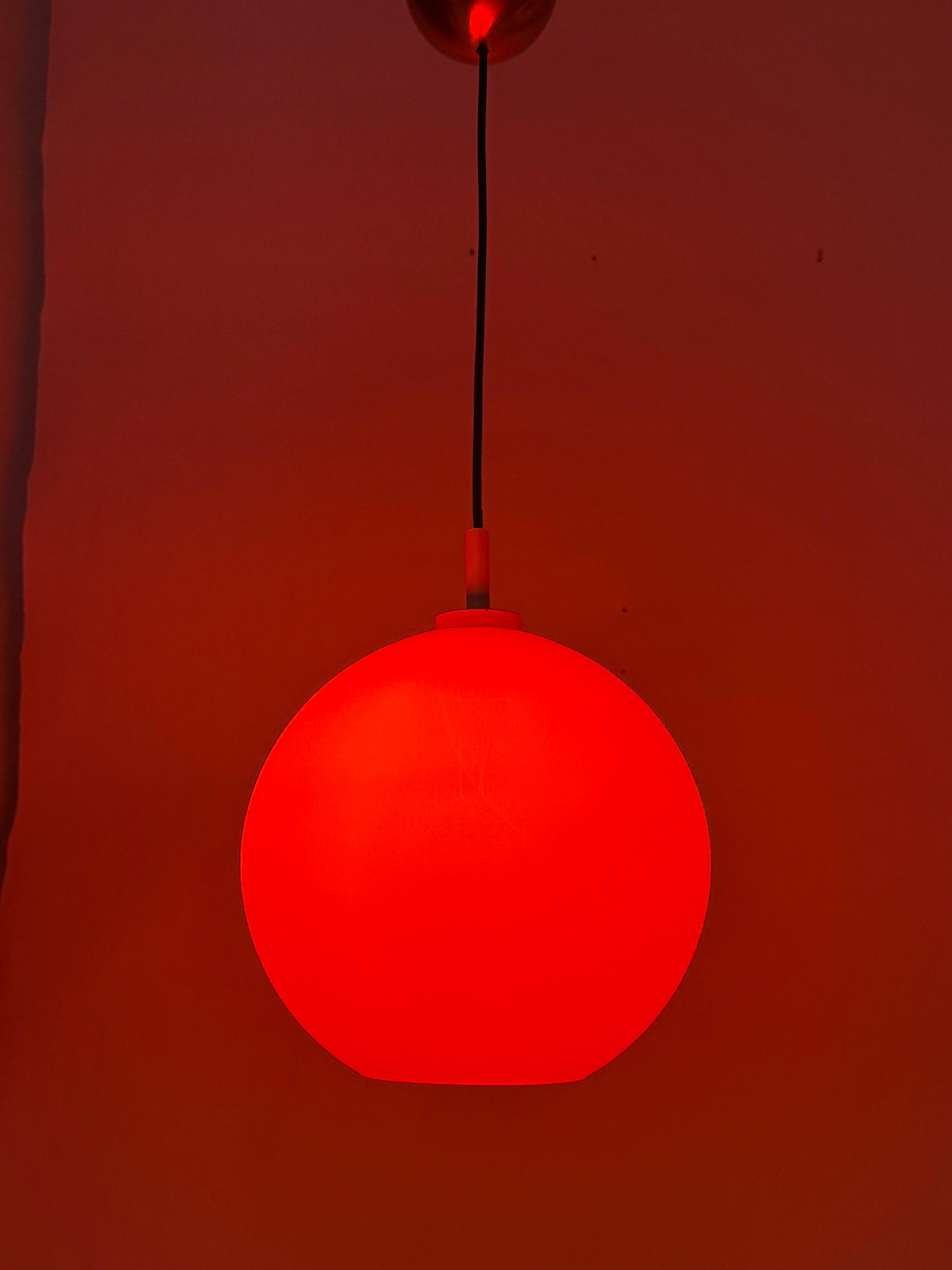 Bring the fireball into your home, bring a lamp into your home that shines like a sun on the horizon of the sea, in a strong sun red that will envelop your home in a beautiful light. The lamp dates from the early 1960s and was owned by a German