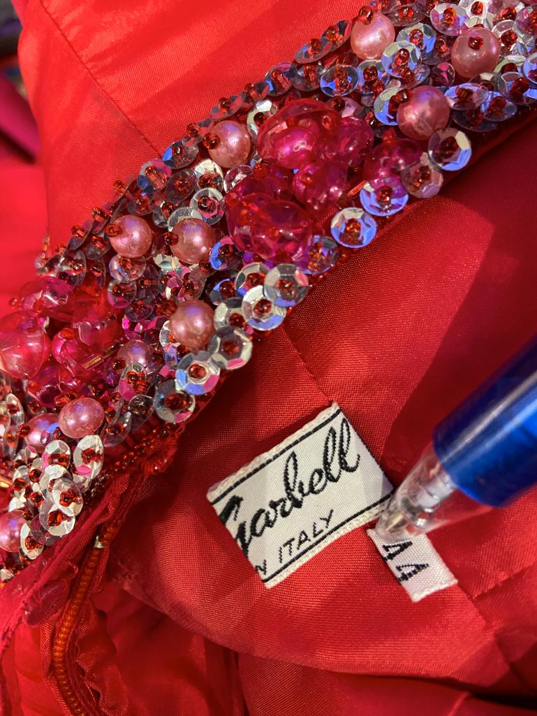 Vestido de noche rojo plisado con lentejuelas y pedrería Lady Garbell en venta 3