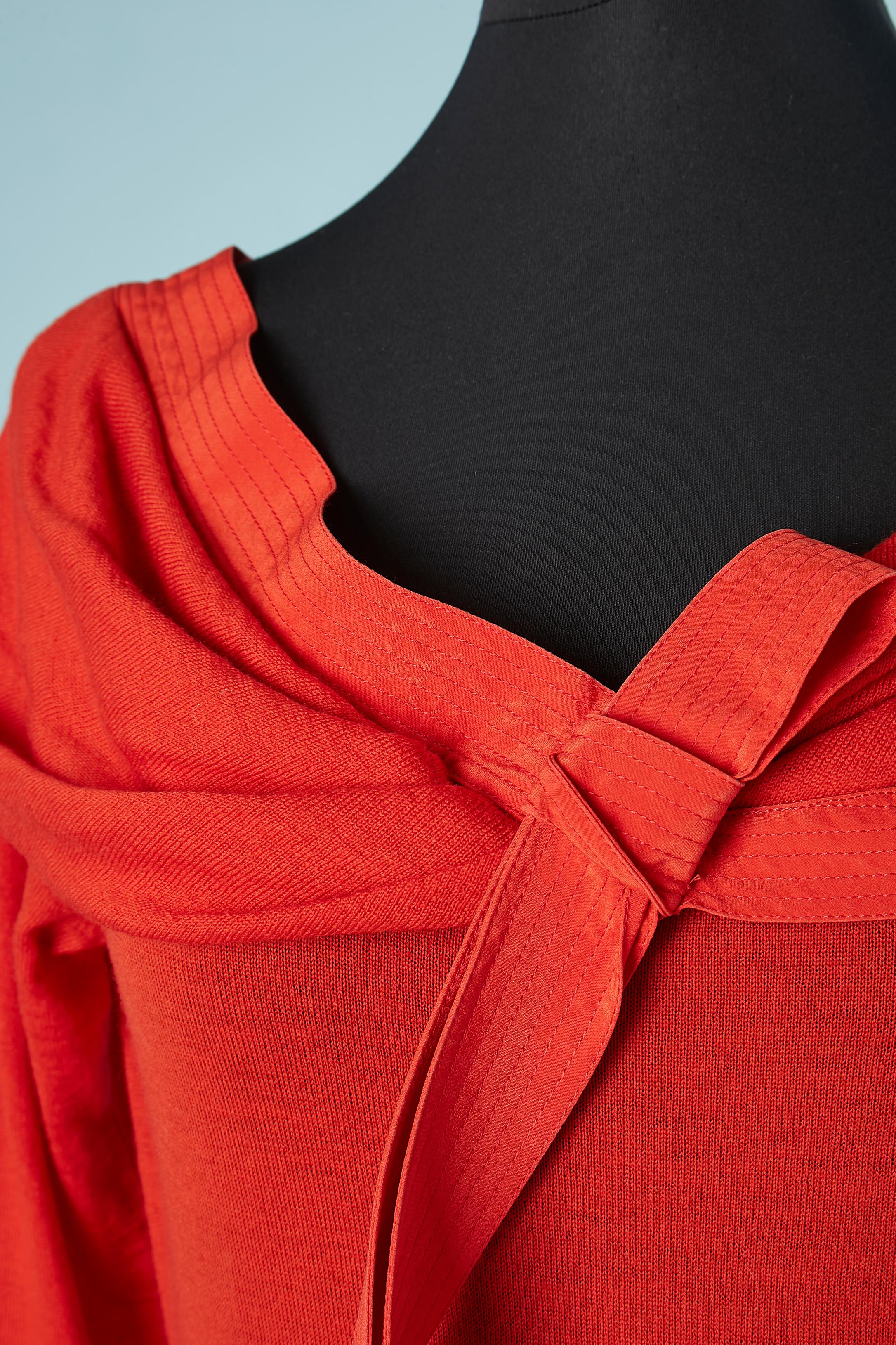 Un insieme di maglione e gonna. Fiocco e bordo del colletto cuciti in seta. Gonna a portafoglio. Composizione del tessuto: 90% lana, 10% seta. Composizione della gonna: lana. Fodera: 60% acetato, 40% cupro.
TAGLIA M (maglione) e gonna 0 (S) 