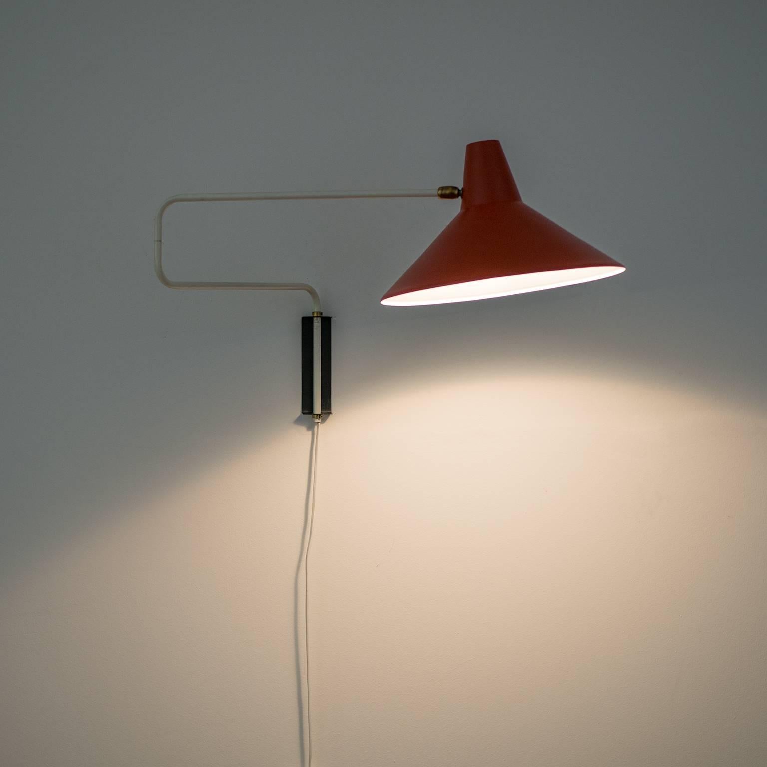 Minimalist midcentury swing-arm wall light by Anvia, 1960s. The 'paperclip' style arm allows for effortless repositioning of the light source. The arm is made of white lacquered brass, the shade of lacquered aluminum. One original E27 socket with