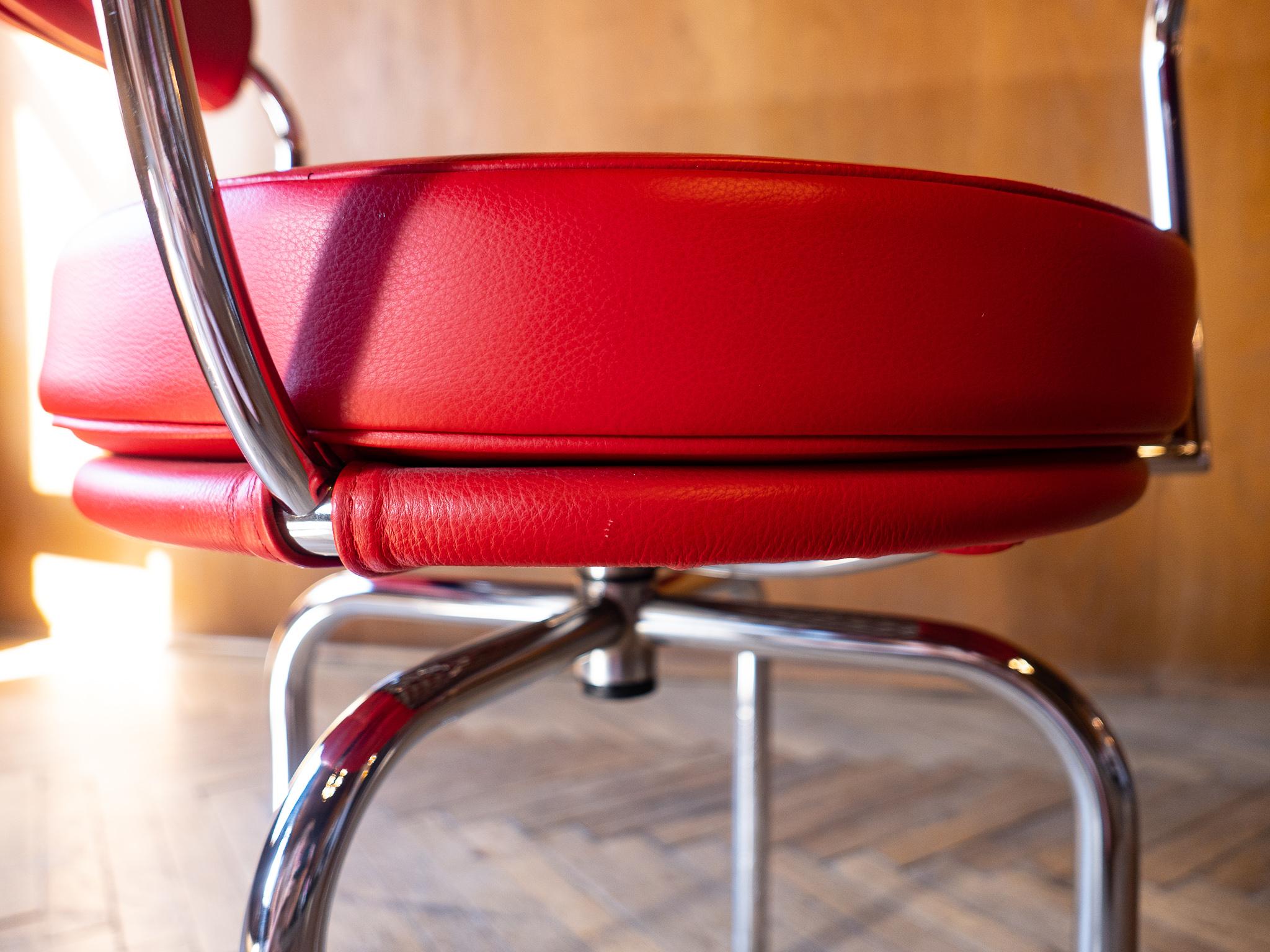 Late 20th Century Red Swivel Armchair 