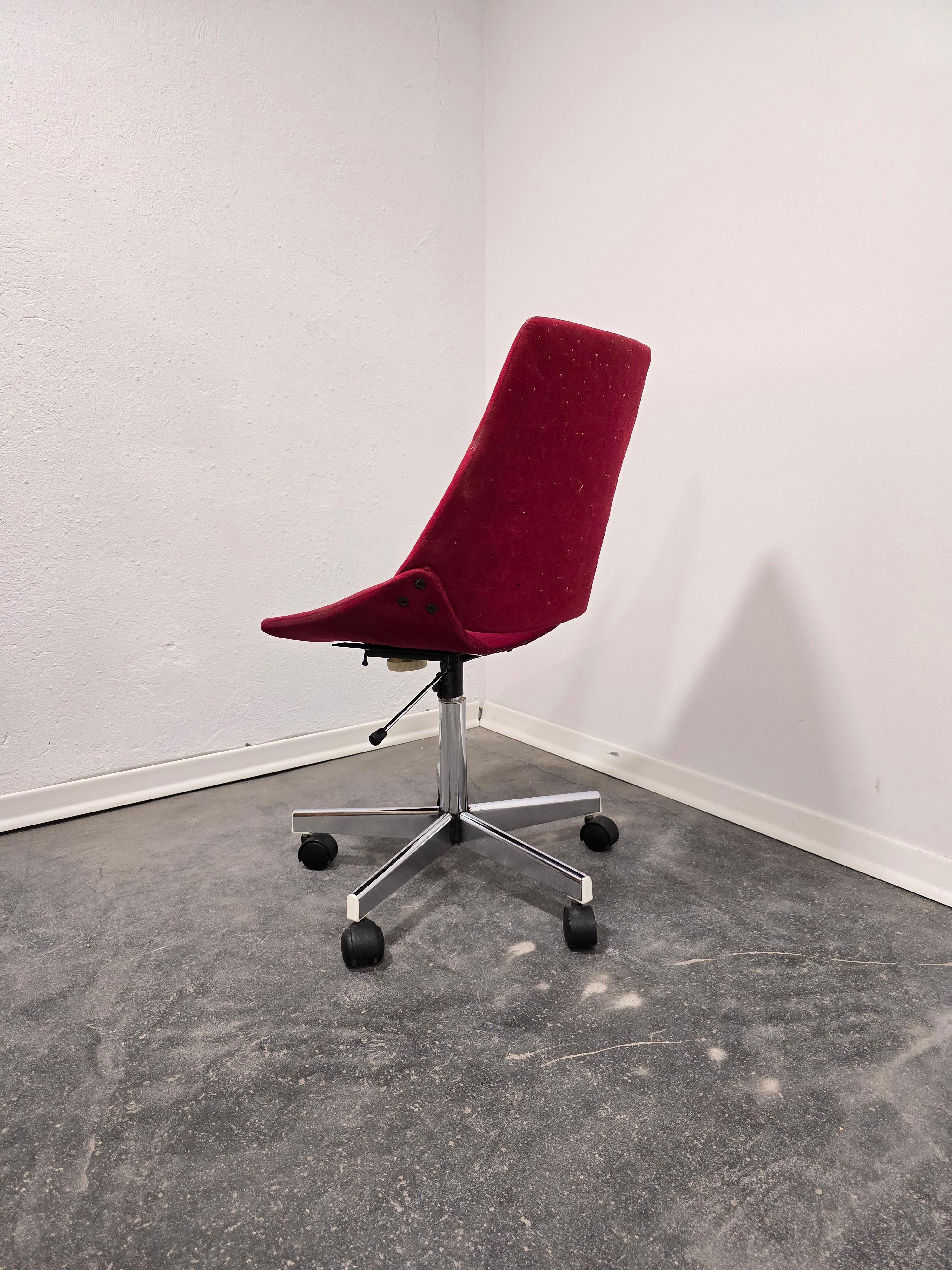 Roter Schreibtisch-Drehstuhl 1970er Jahre im Angebot 3