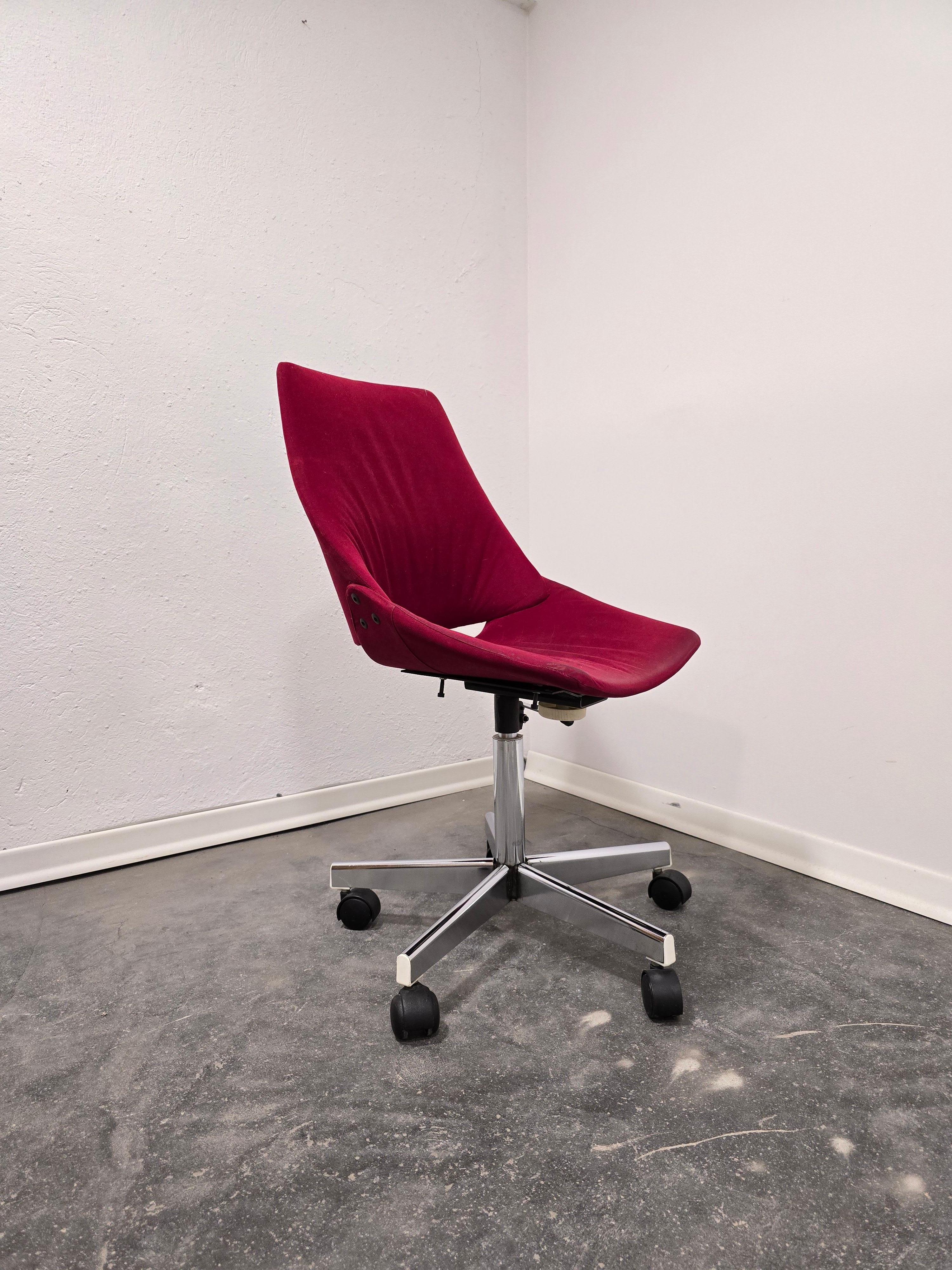 Roter Schreibtisch-Drehstuhl 1970er Jahre im Angebot 4