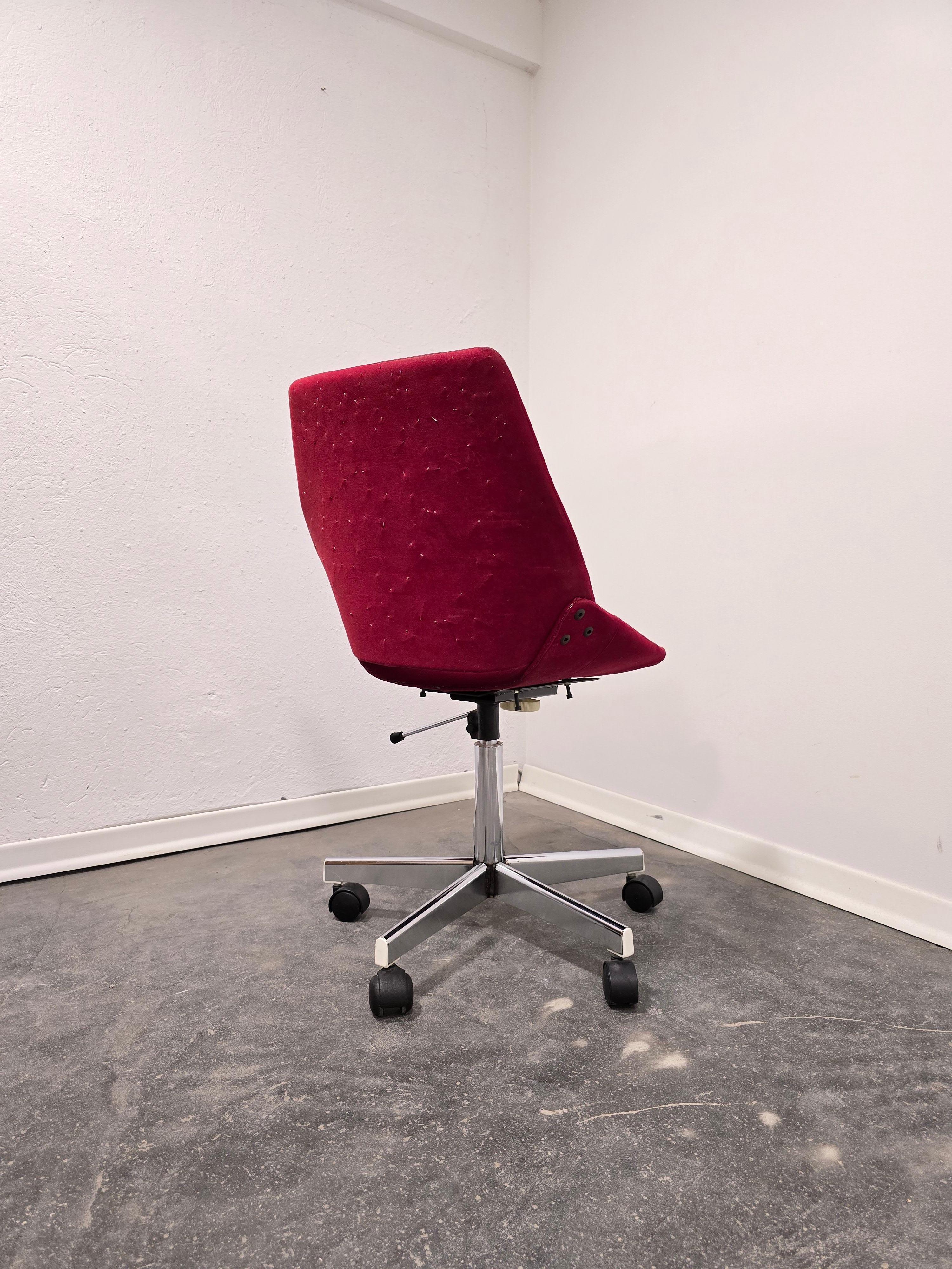 Roter Schreibtisch-Drehstuhl 1970er Jahre im Angebot 5