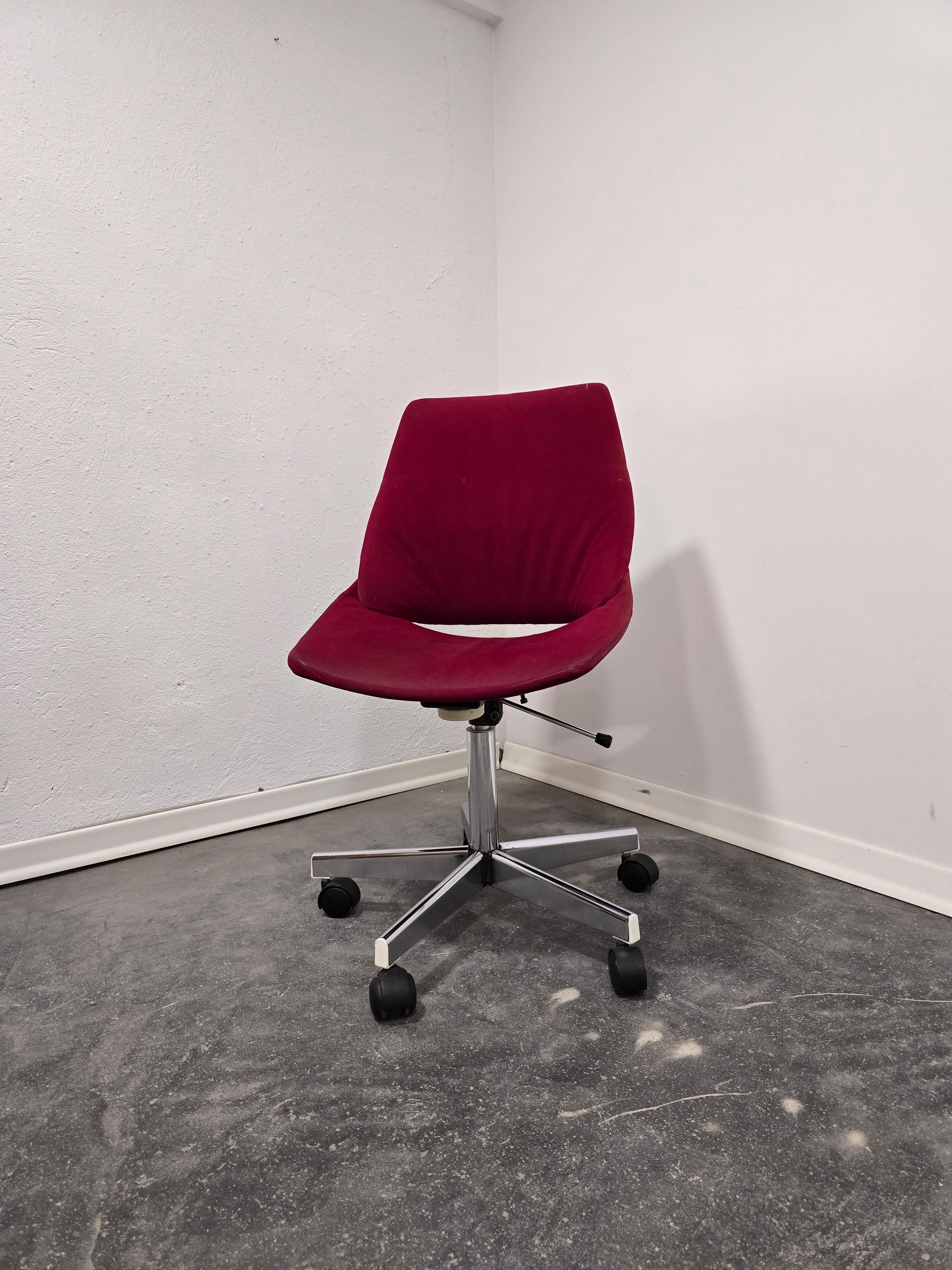 Roter Schreibtisch-Drehstuhl 1970er Jahre im Angebot 6