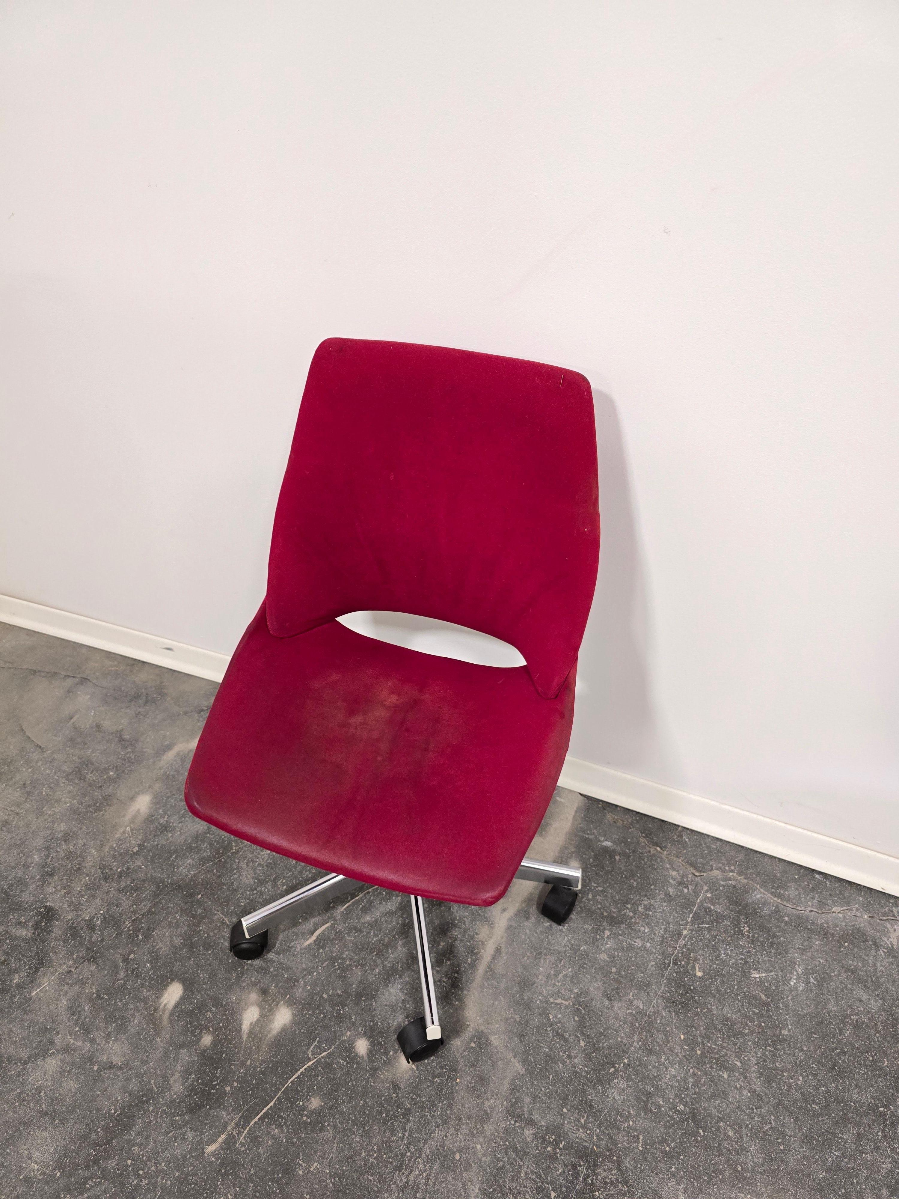 Roter Schreibtisch-Drehstuhl 1970er Jahre (Samt) im Angebot