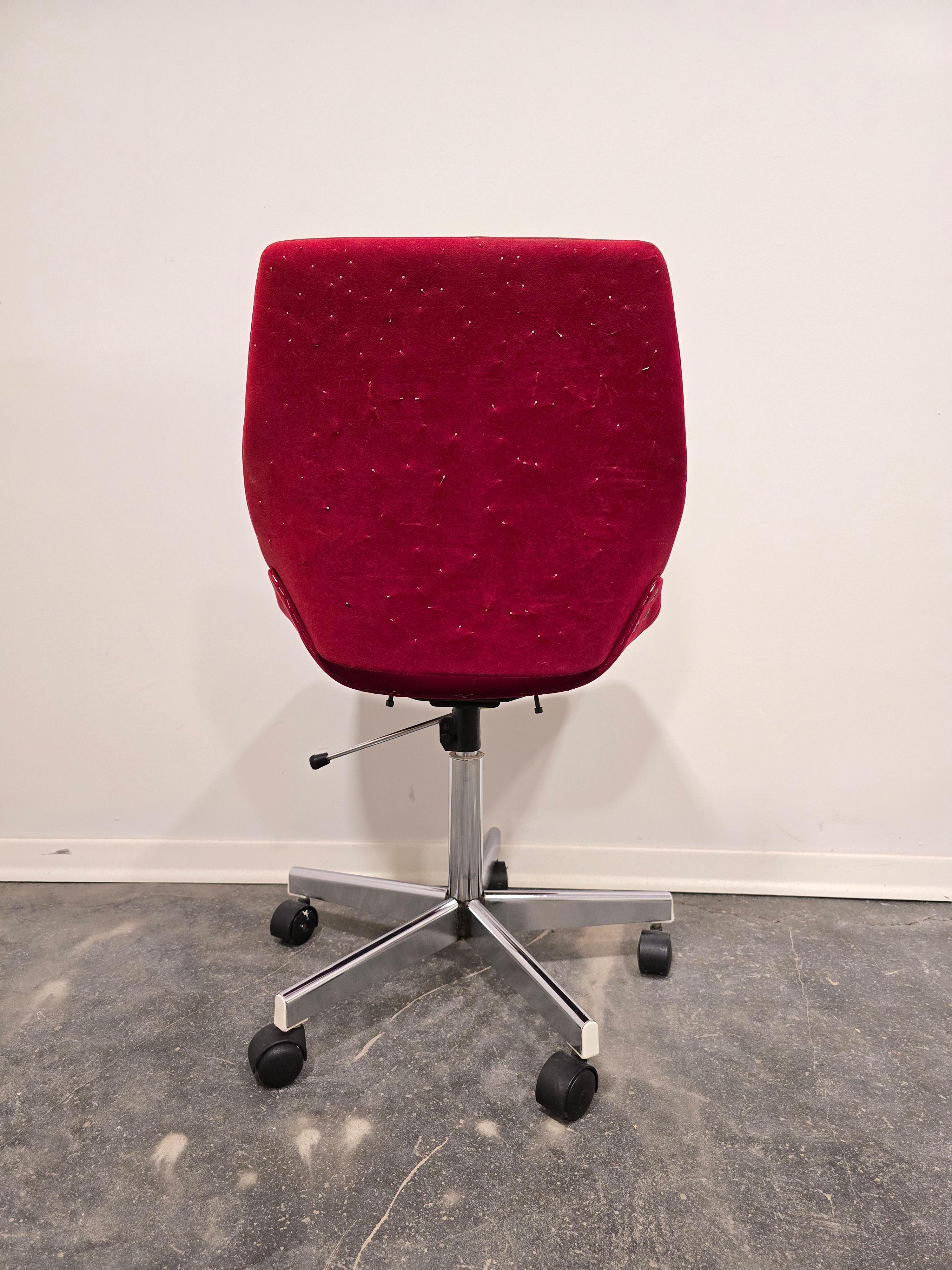 Roter Schreibtisch-Drehstuhl 1970er Jahre im Angebot 1