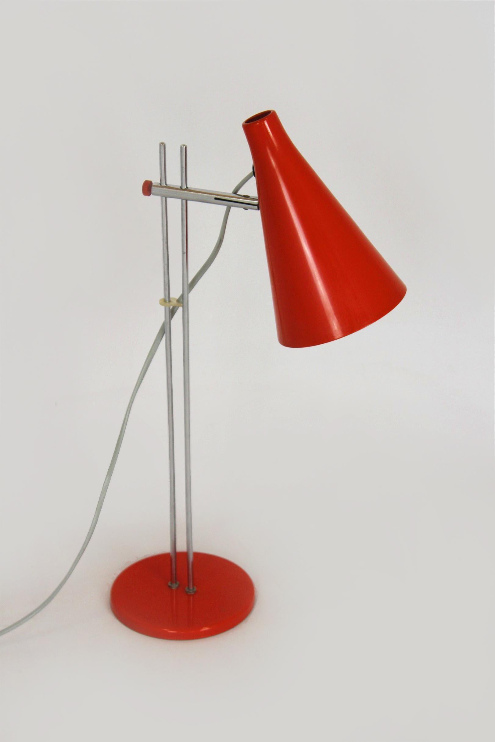 Cette lampe de table a été conçue par Josef Hurka et produite par Lidokov dans les années 1970. L'abat-jour est réglable. La lampe est en état de fonctionnement d'origine.