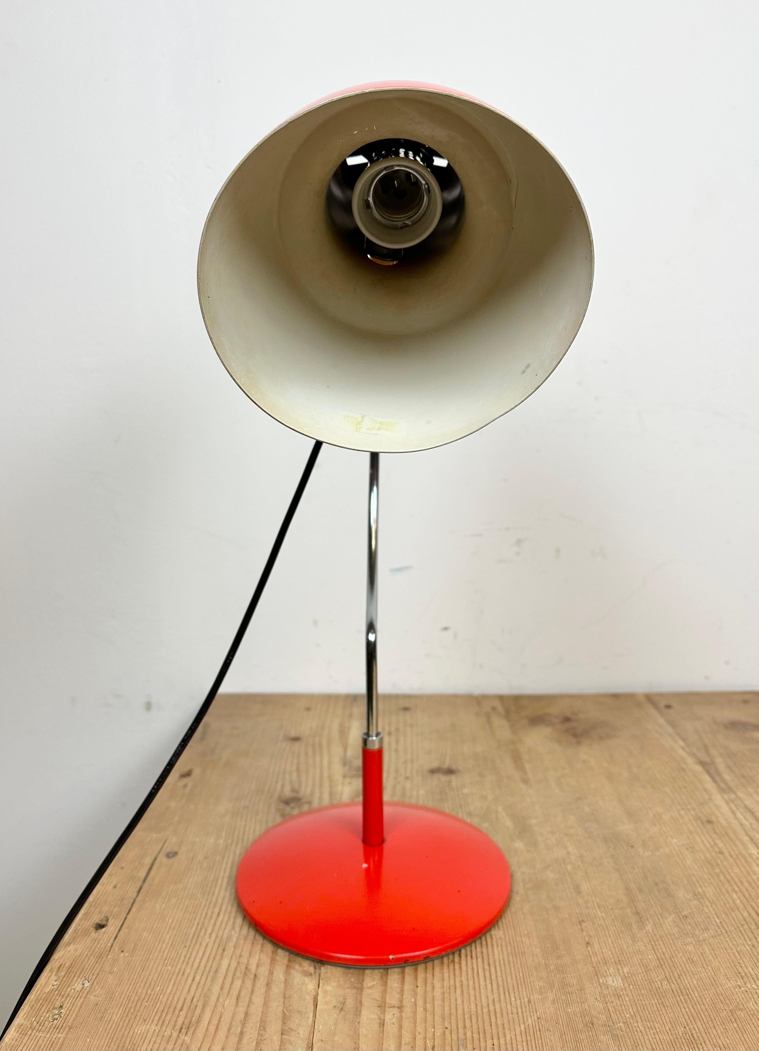 Lampe de bureau rouge de Josef Hurka pour Napako, années 1960 en vente 4