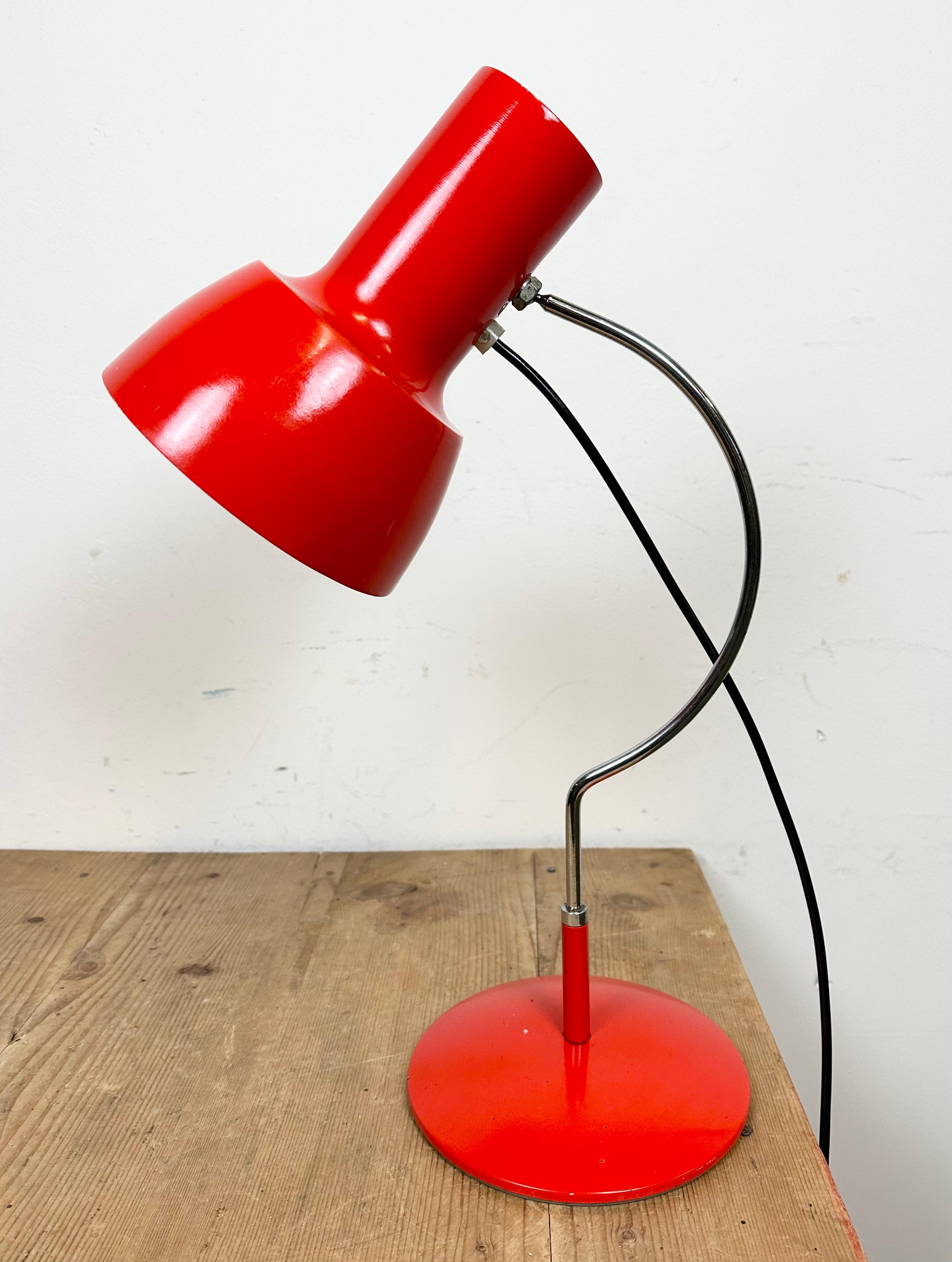 Mid-Century Modern Lampe de bureau rouge de Josef Hurka pour Napako, années 1960 en vente