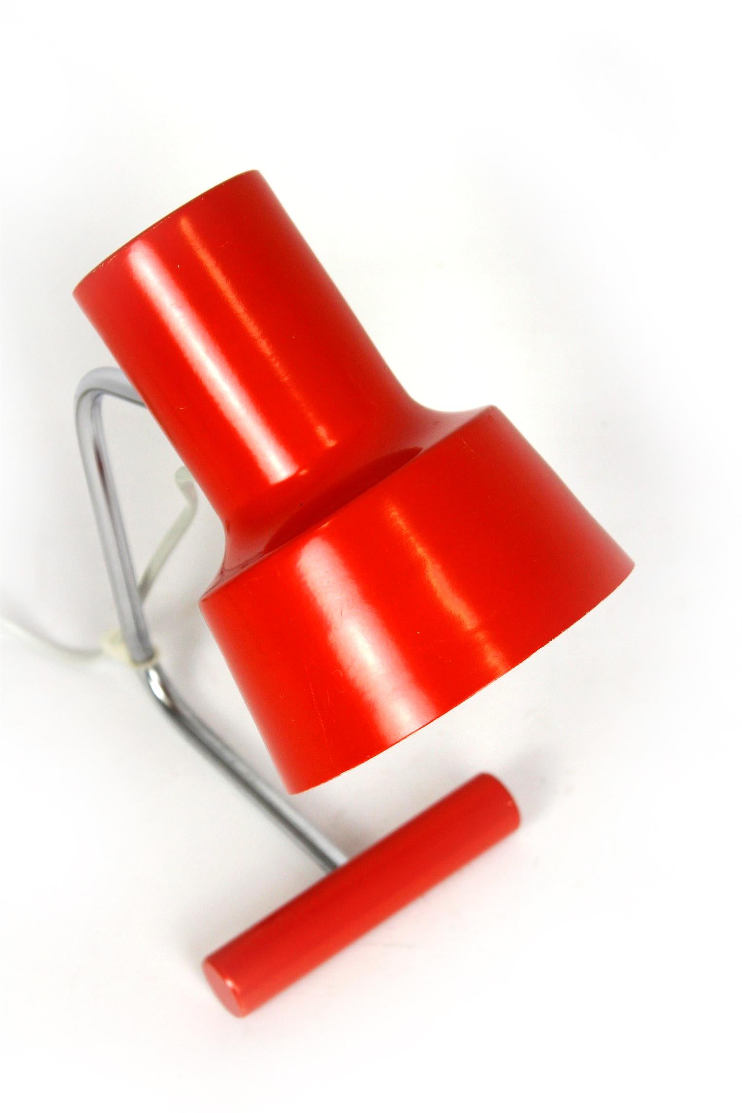 Lampe de bureau rouge de Josef Hurka pour Napako, années 1960 Bon état - En vente à Żory, PL