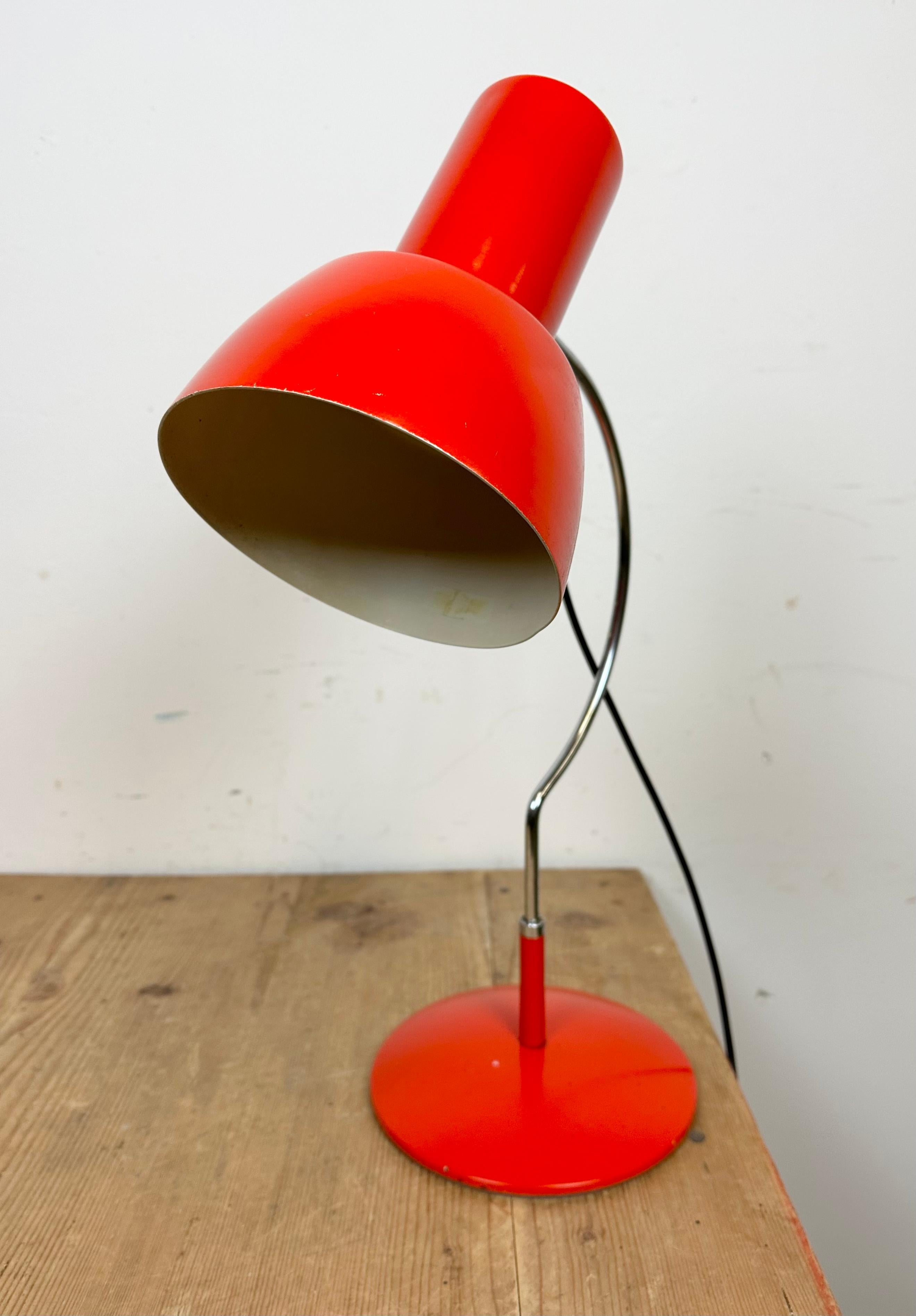 Lampe de bureau rouge de Josef Hurka pour Napako, années 1960 Bon état - En vente à Kojetice, CZ