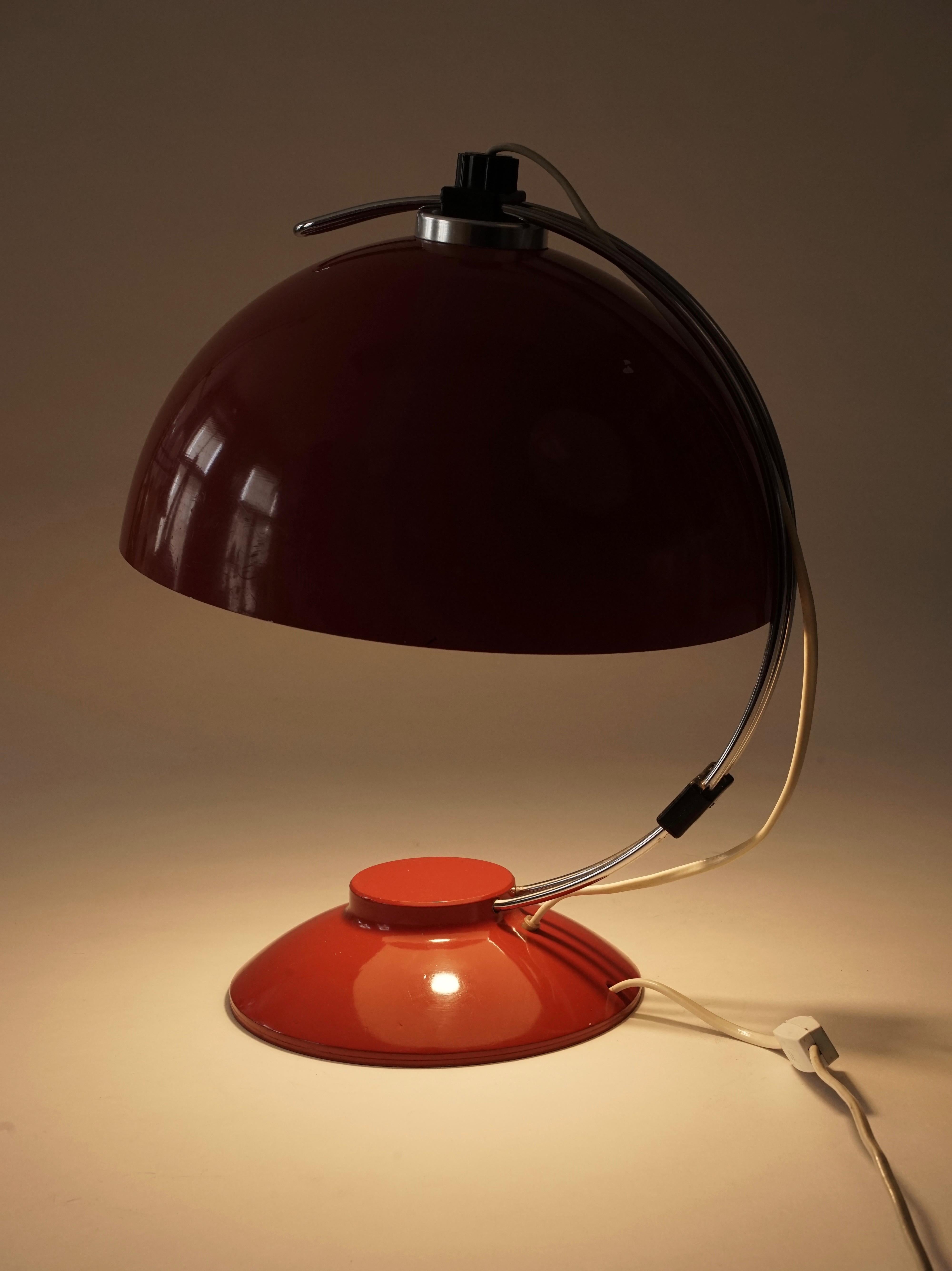 Lampe de table rouge des années 1970 en vente 3