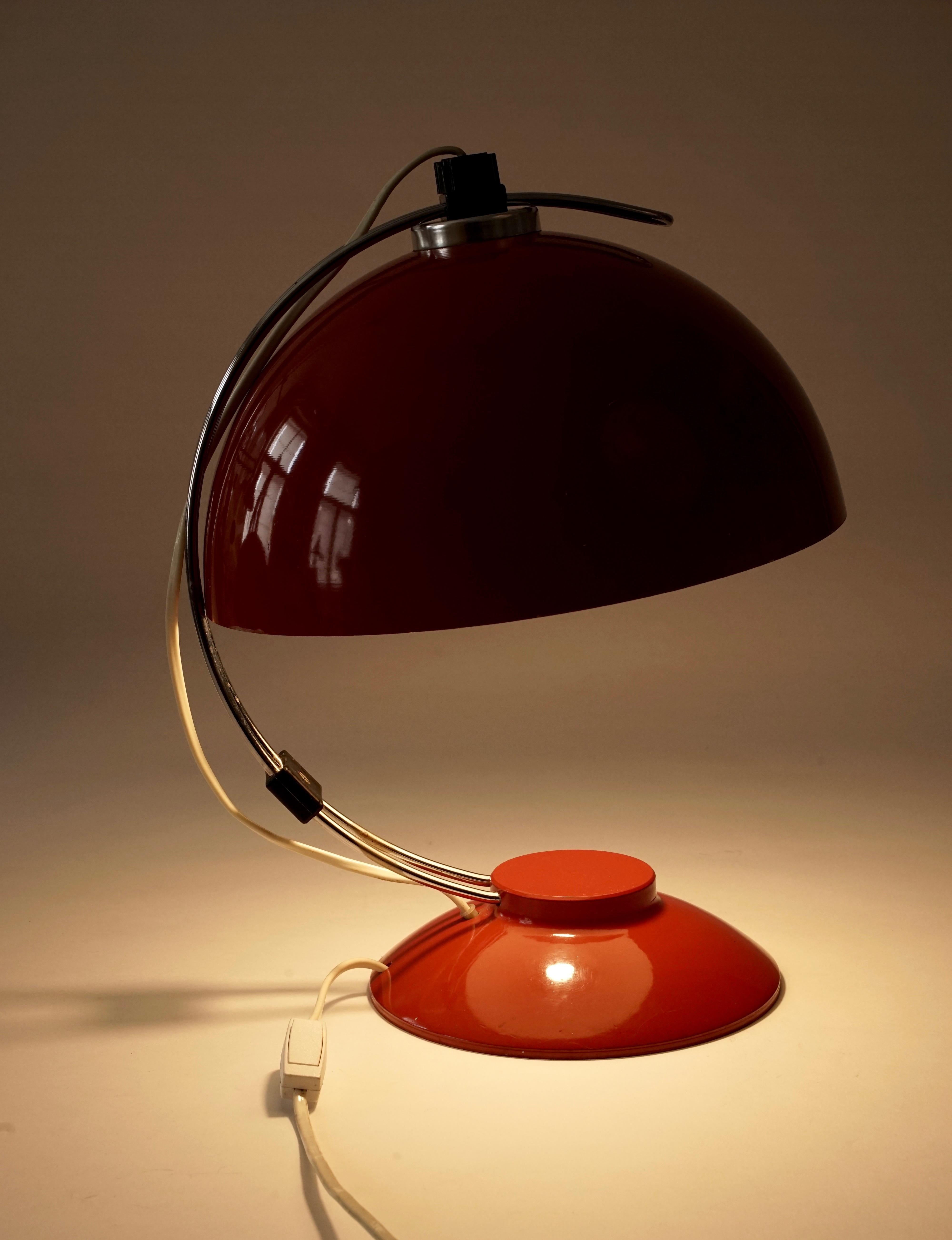 Lampe de table rouge des années 1970 en vente 5