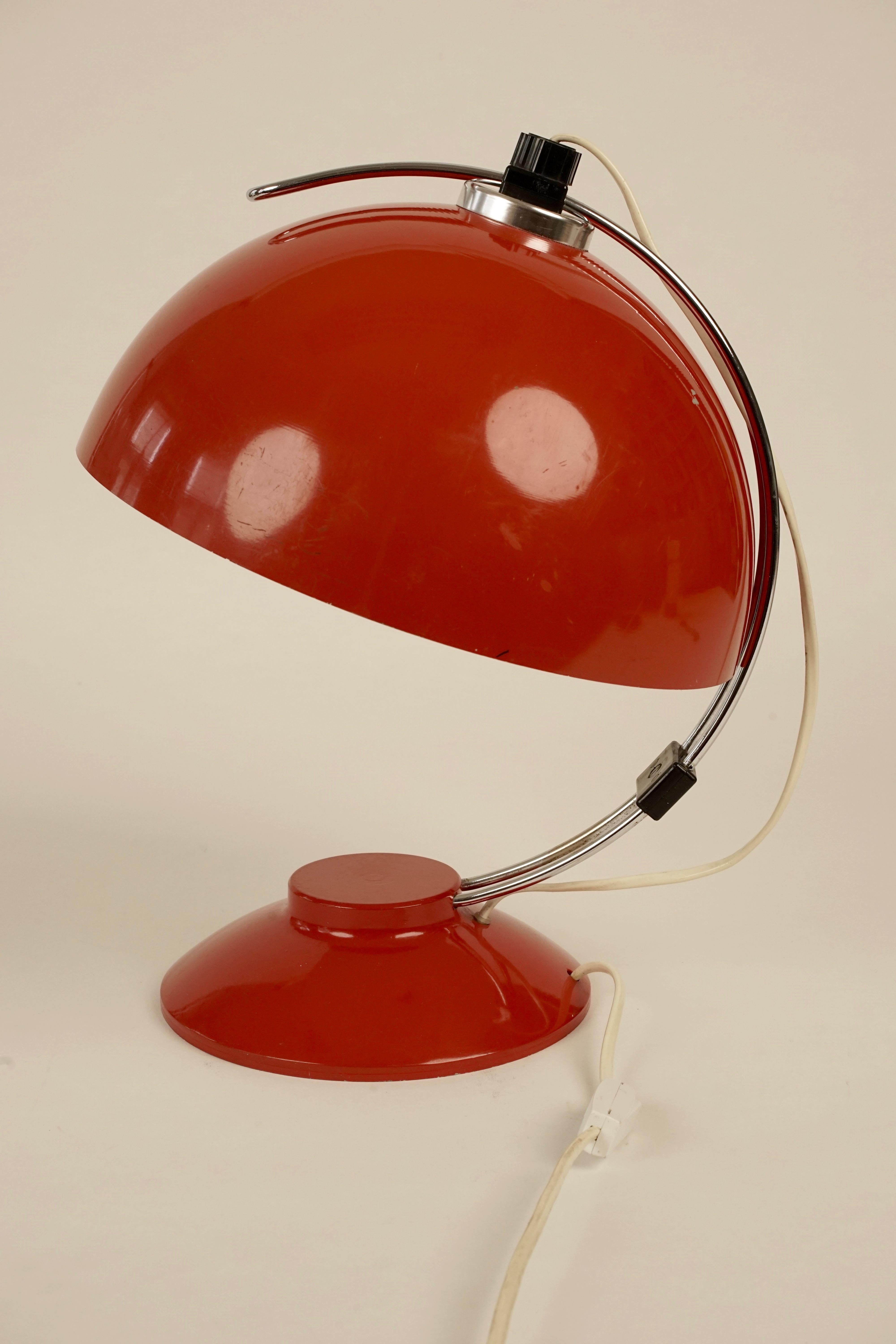 Mid-Century Modern Lampe de table rouge des années 1970 en vente