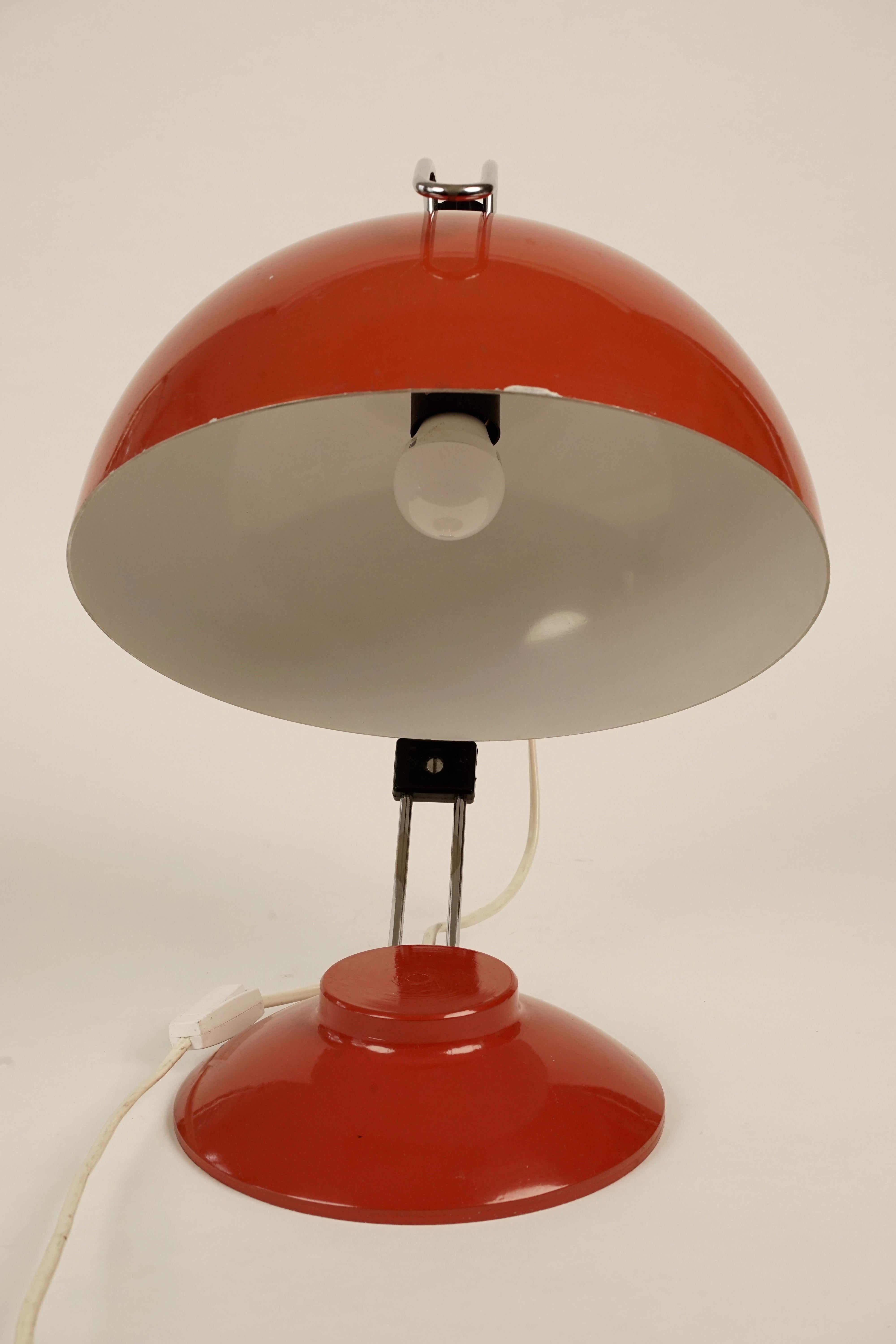 Fin du 20e siècle Lampe de table rouge des années 1970 en vente