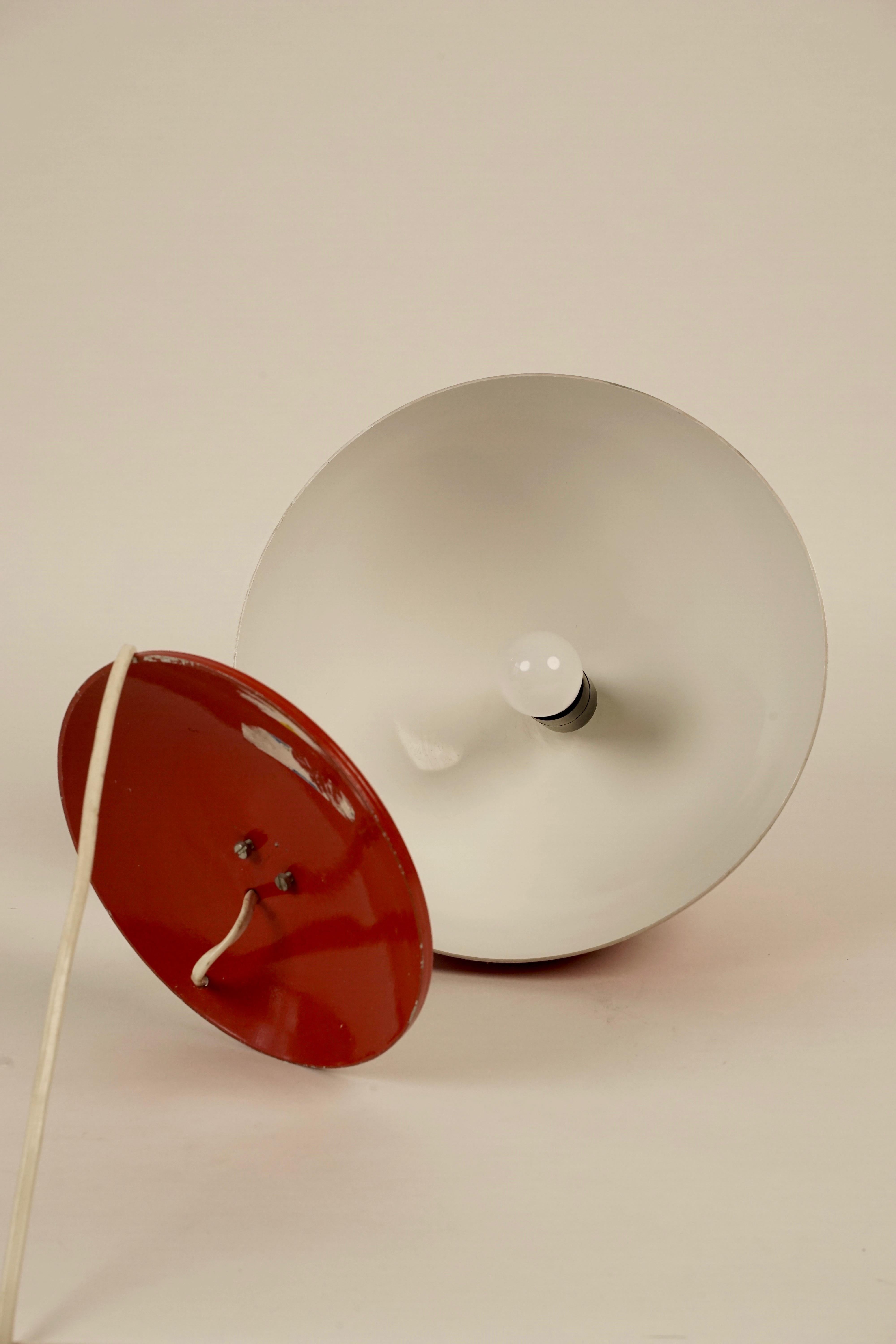 Métal Lampe de table rouge des années 1970 en vente