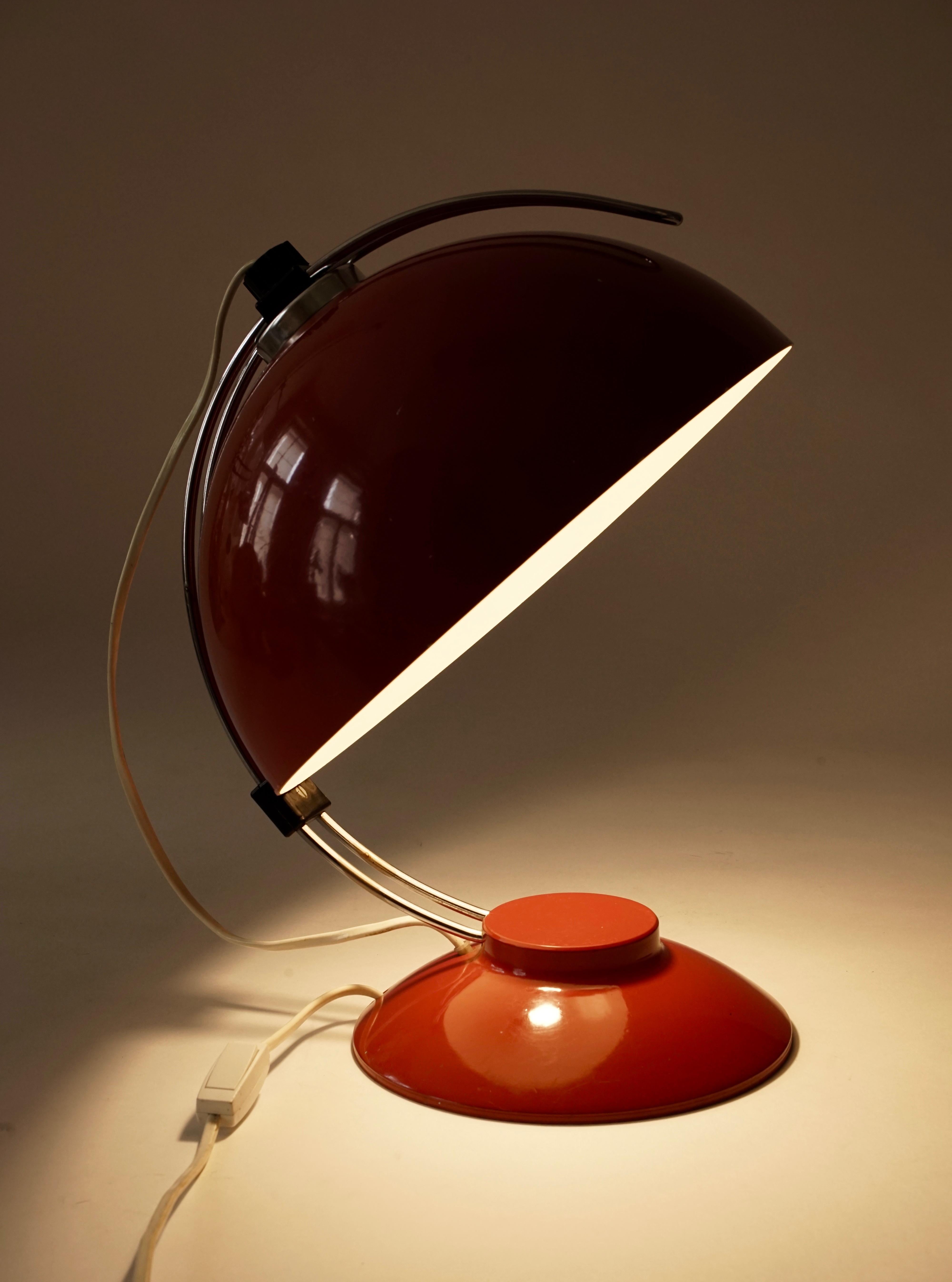 Lampe de table rouge des années 1970 en vente 1