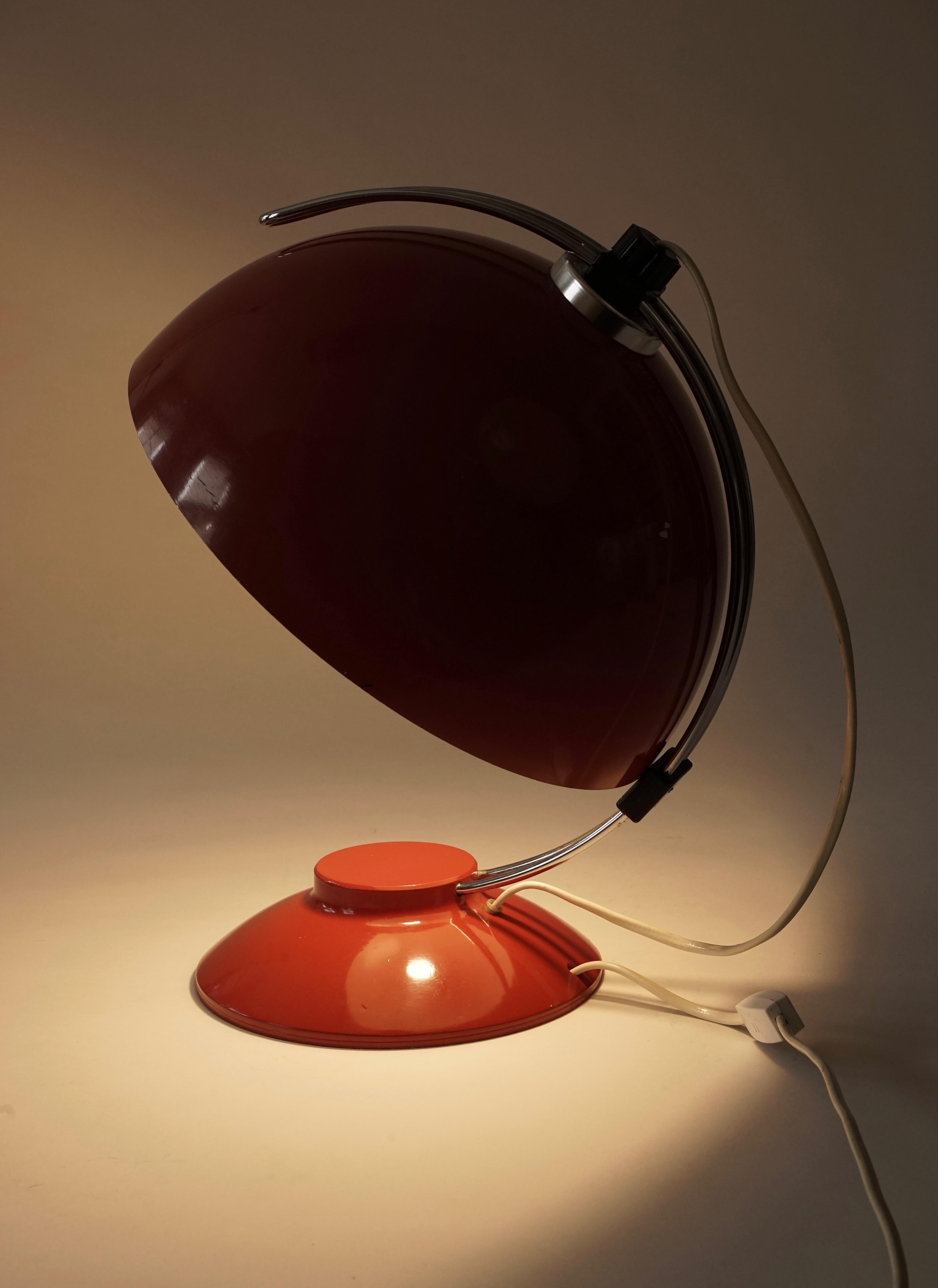 Lampe de table rouge des années 1970 en vente 2