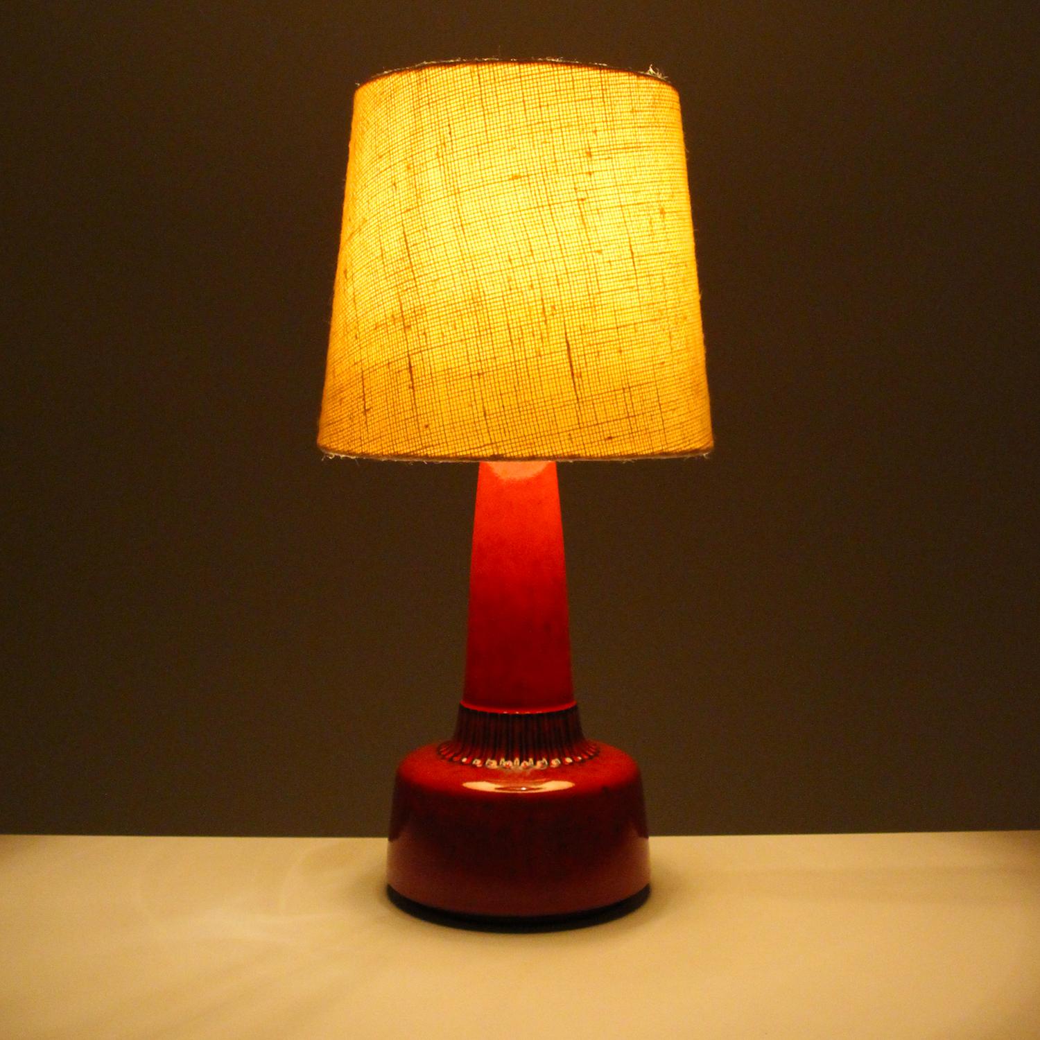 Red Table Lamp, No 1080-2 by Einar Johansen for Soholm Stentøj in the 1960s - gorgeous rich red glazed pottery lamp stand with cream white fabric shade included, all in excellent vintage condition.

This is a quite unusual Einar Johansen piece -