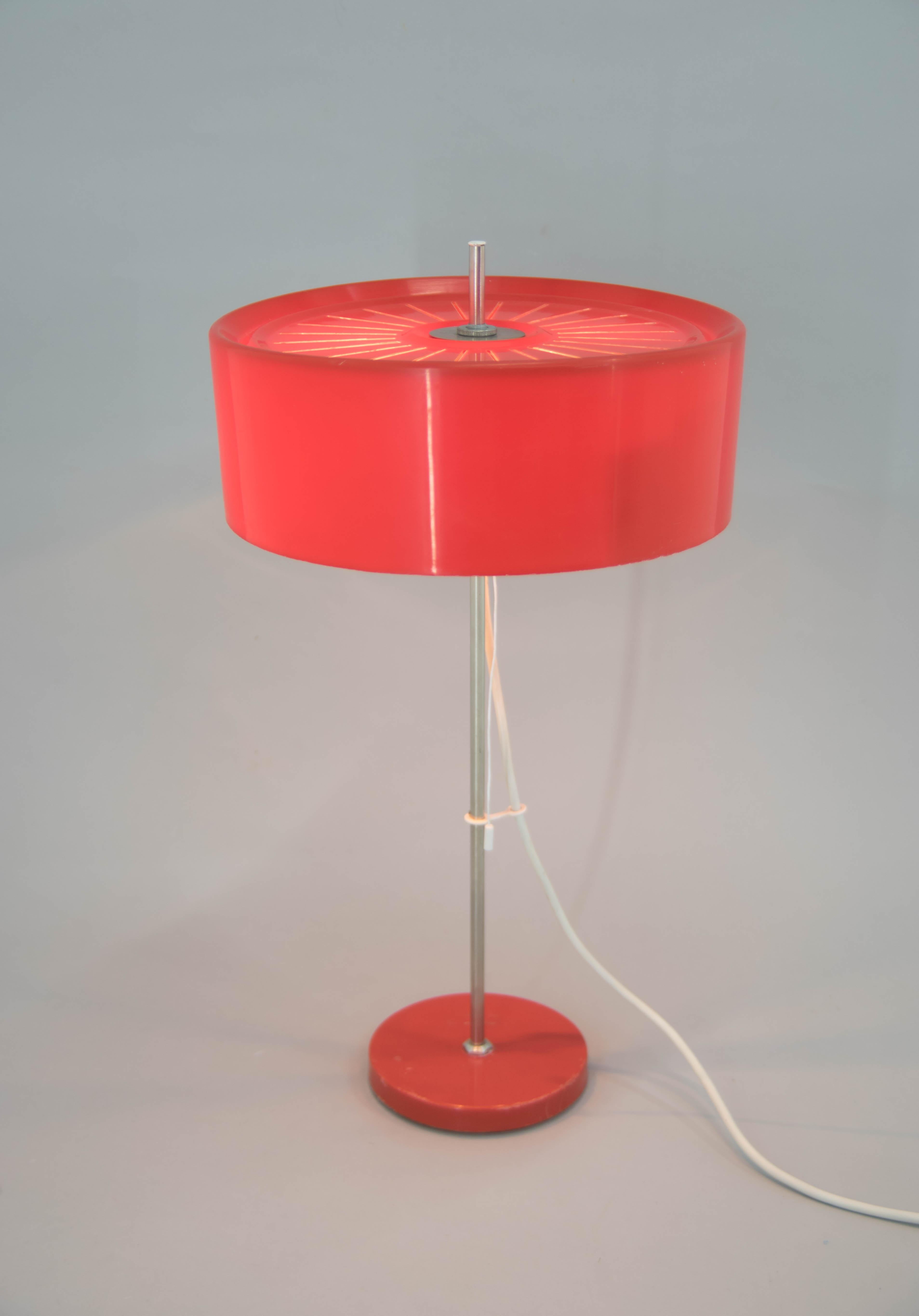 Metal base covered with red plastic.
Adjustable height shade made of red plastic 
Rewired: 2x60W, E25-E27 bulbs
US plug adapter included
