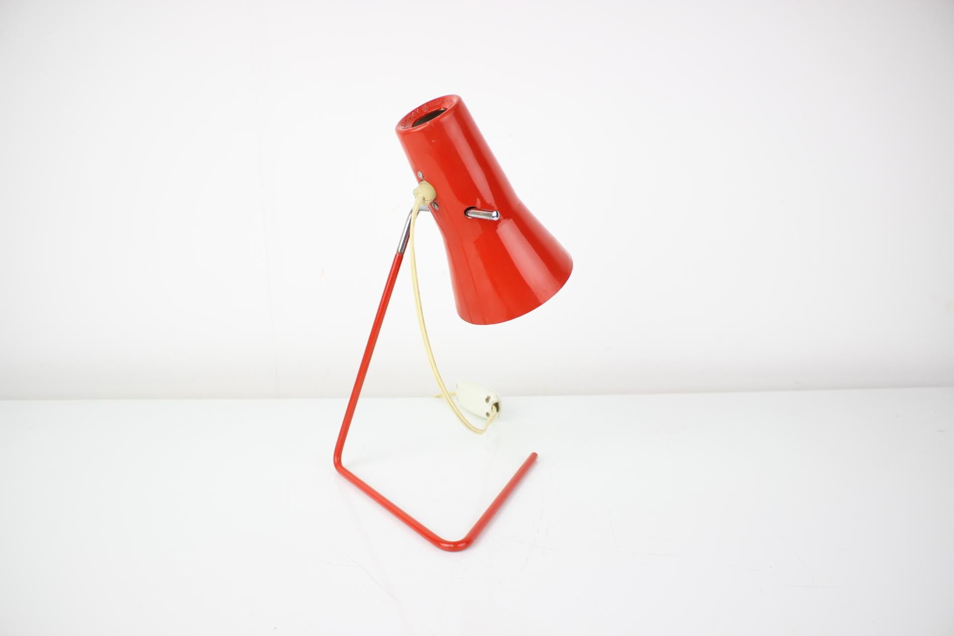 Mid-Century Modern Lampe de bureau rouge avec abat-jour réglable par Hurka pour Drupol, années 1960 en vente