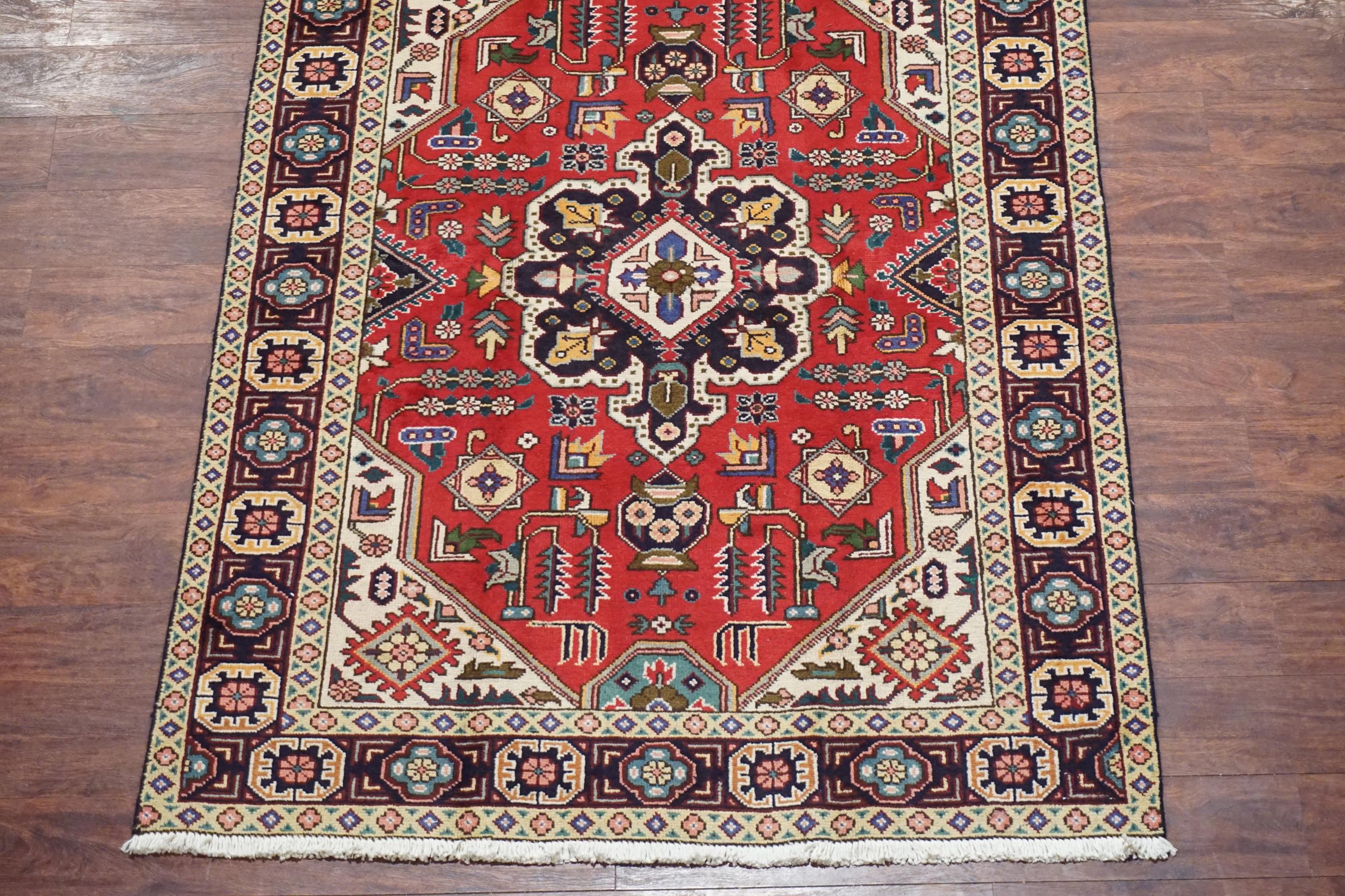 Tabriz rossa, circa 1940 In condizioni ottime in vendita a Laguna Hills, CA