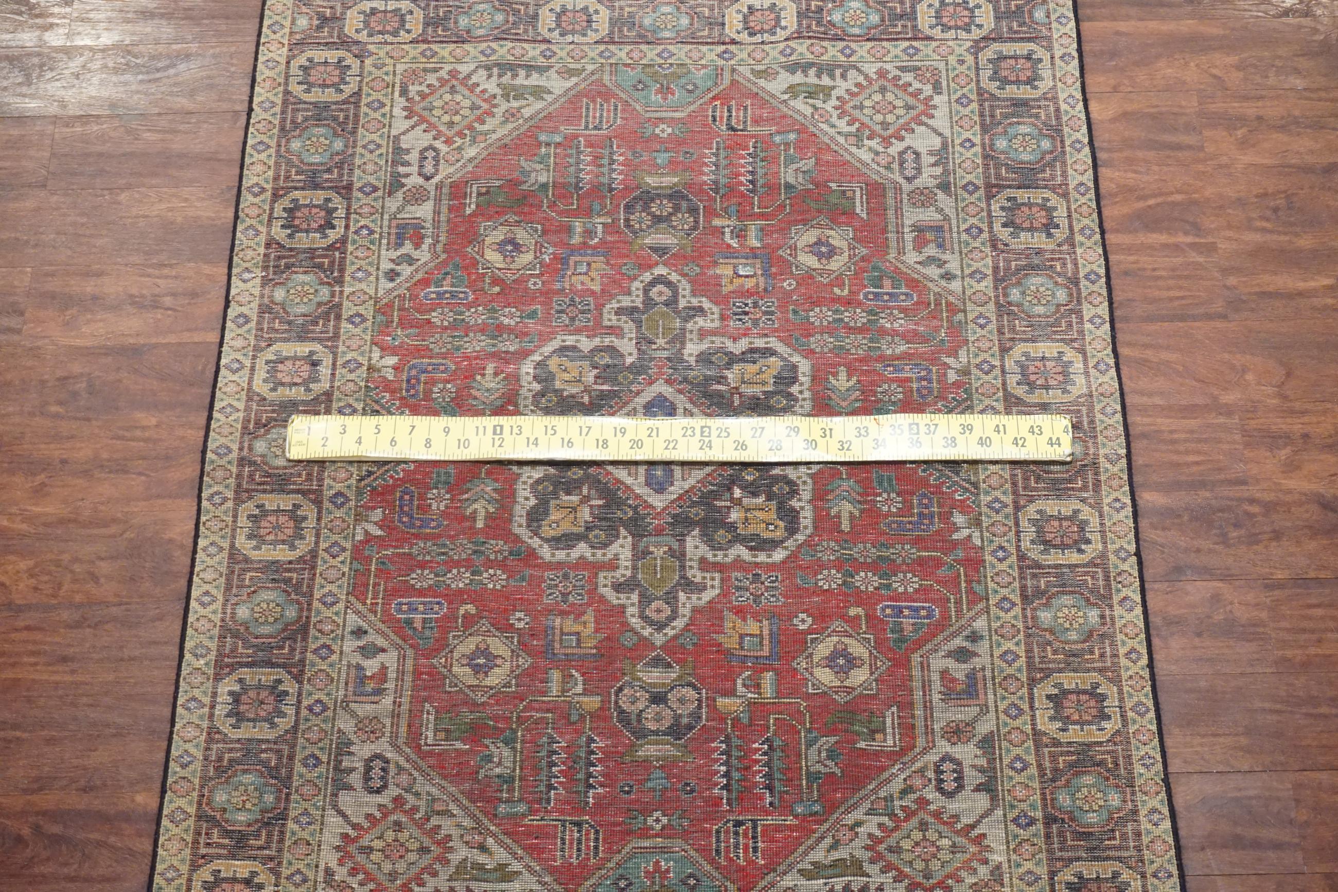 Metà XX secolo Tabriz rossa, circa 1940 in vendita