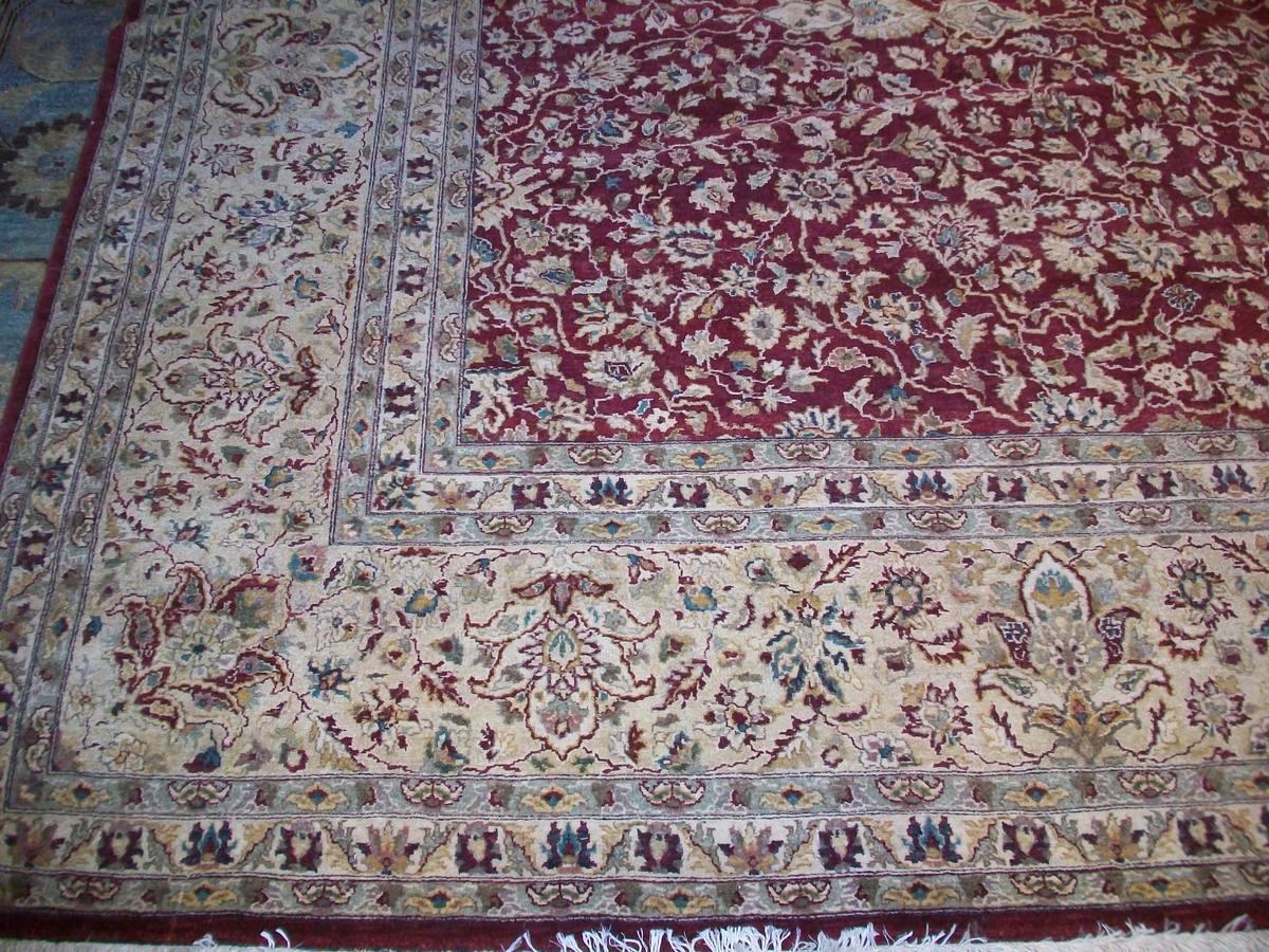 Un charmant motif floral sur un panneau central marron foncé et une large bordure beige en font un excellent compagnon pour les tons boisés et naturels dans la salle à manger ou le salon. Les tons rose, rouille et vert clair. La laine durable nouée