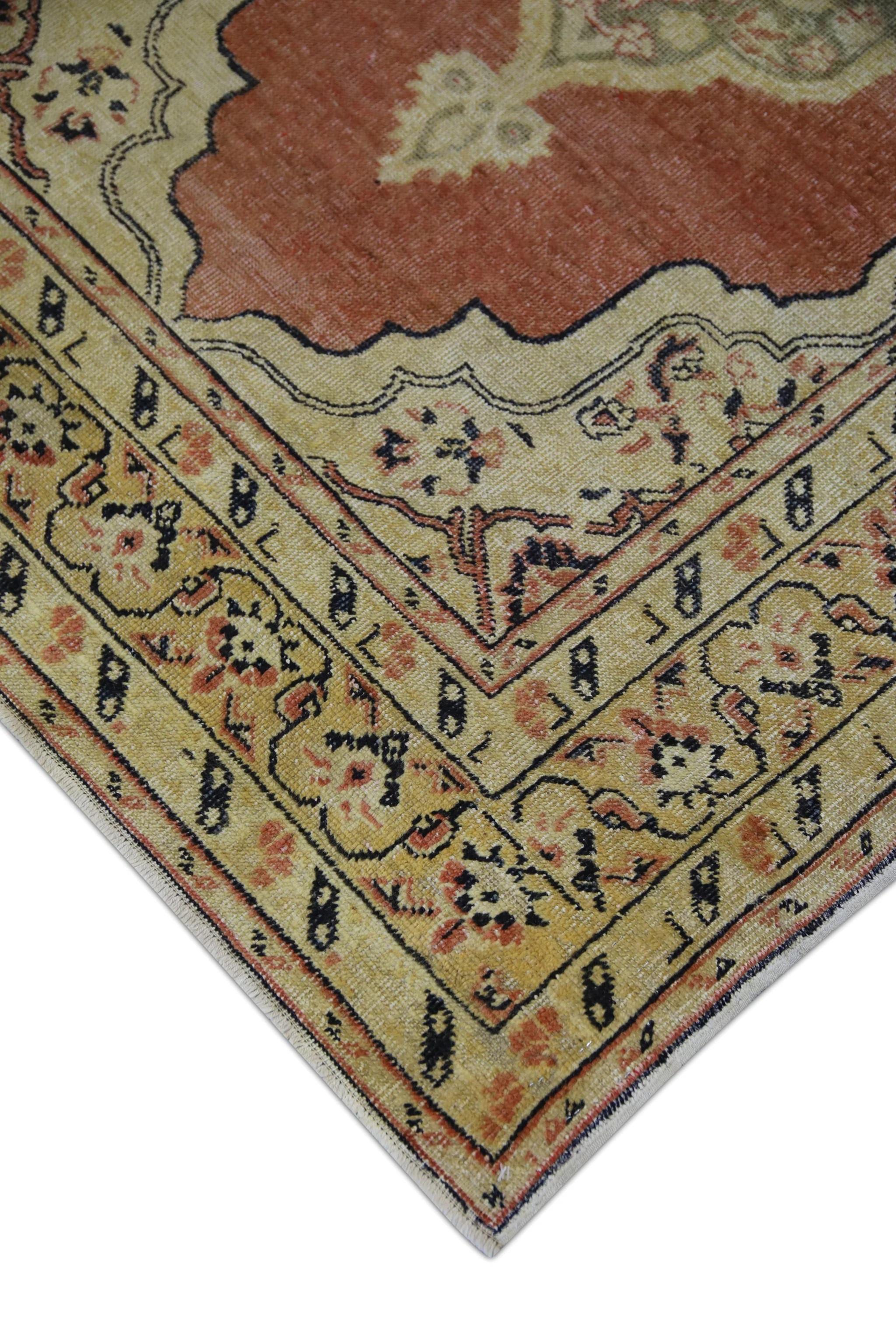 Dieser exquisite türkische Oushak-Teppich im Vintage-Stil ist ein beeindruckendes Beispiel für traditionelle Handwerkskunst und zeitlose Schönheit. Dieser aus hochwertigen Wollfasern handgeknüpfte Teppich zeichnet sich durch komplizierte Muster und