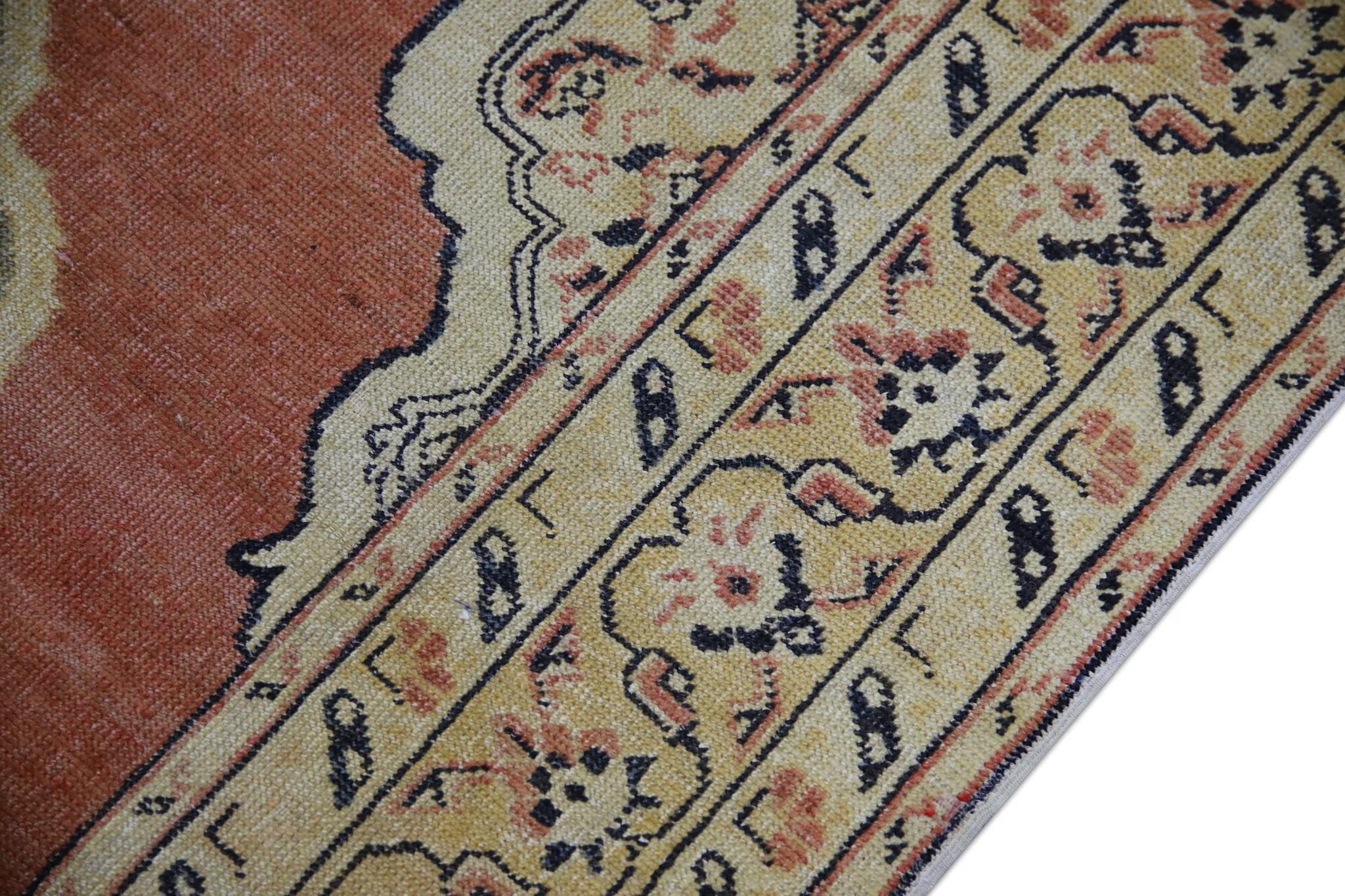 Teinture végétale Tapis Oushak turc vintage en laine tissée à la main rouge et havane 4'4