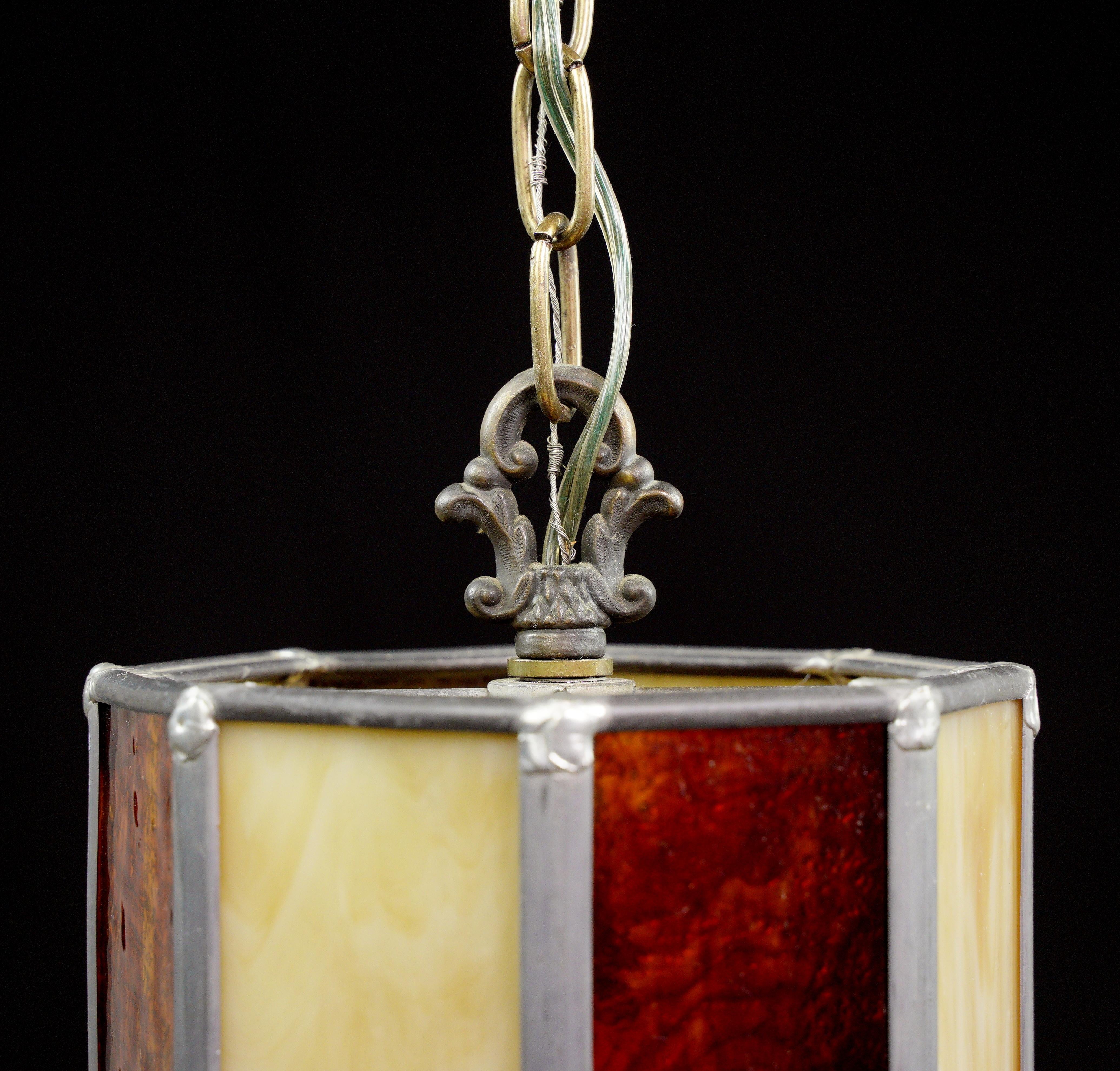 Red Tan Leaded Stained Glass Brass Chain Pendant Light In Good Condition For Sale In New York, NY